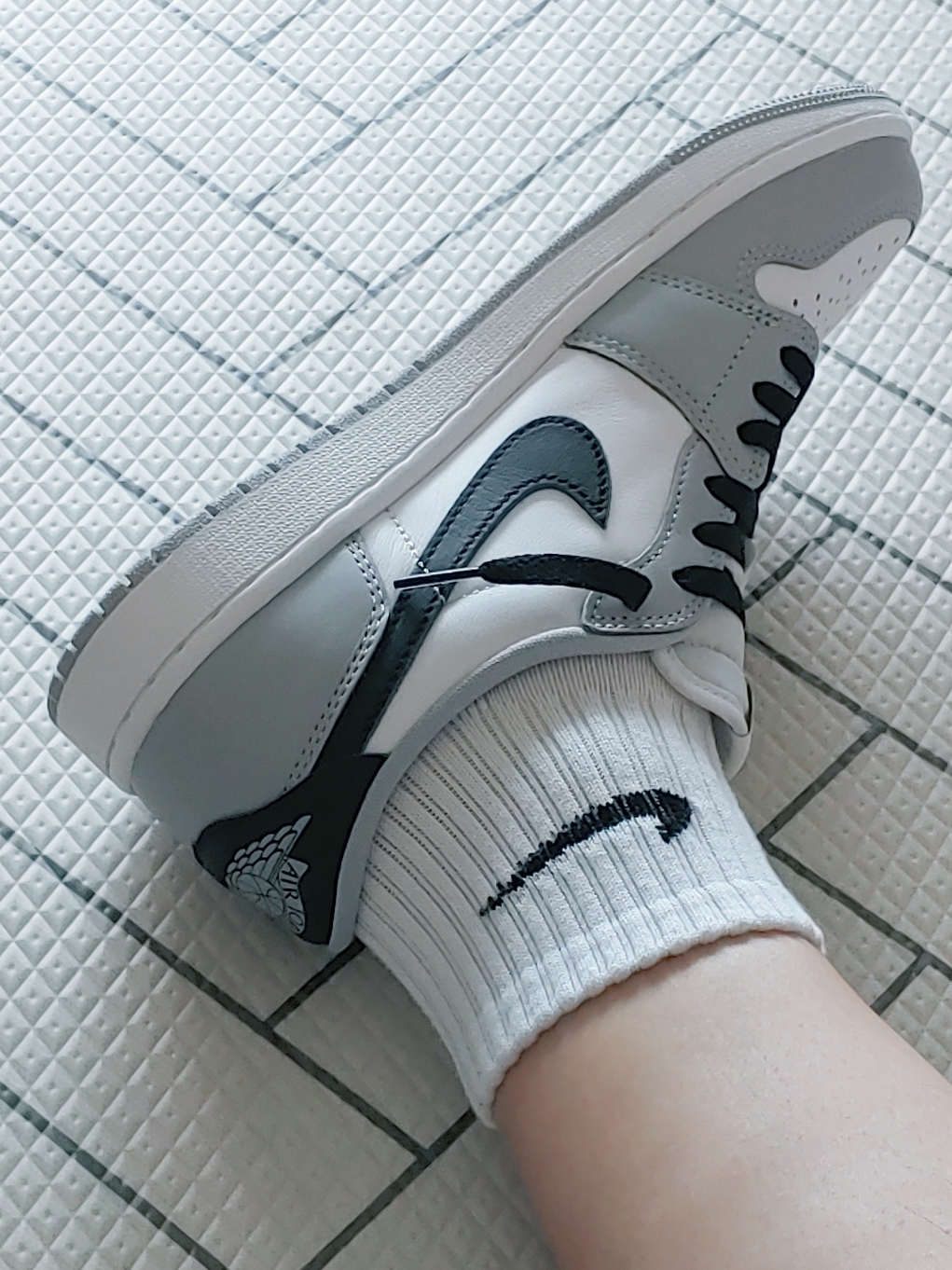 Jordan 1 Retro Low OG Wolf Grey and White 착용 스타일 - 2