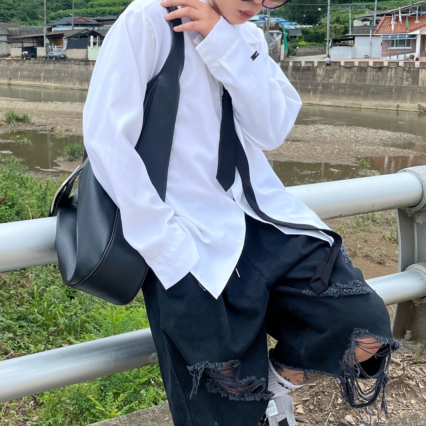 Project G/R Mega Buckle Hobo Bag Black, Converse x Drkshdw DBL Drkstar Overdye Chuck 70 Hi Concrete 착용 스타일 - 2