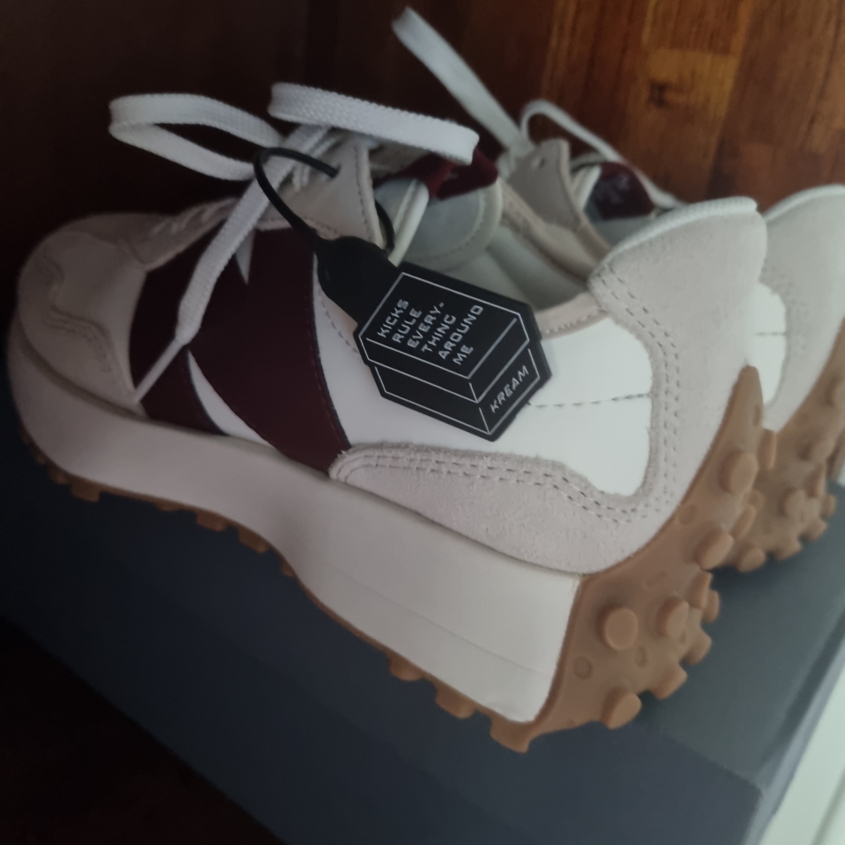 (W) New Balance 327 Burgundy 착용 스타일