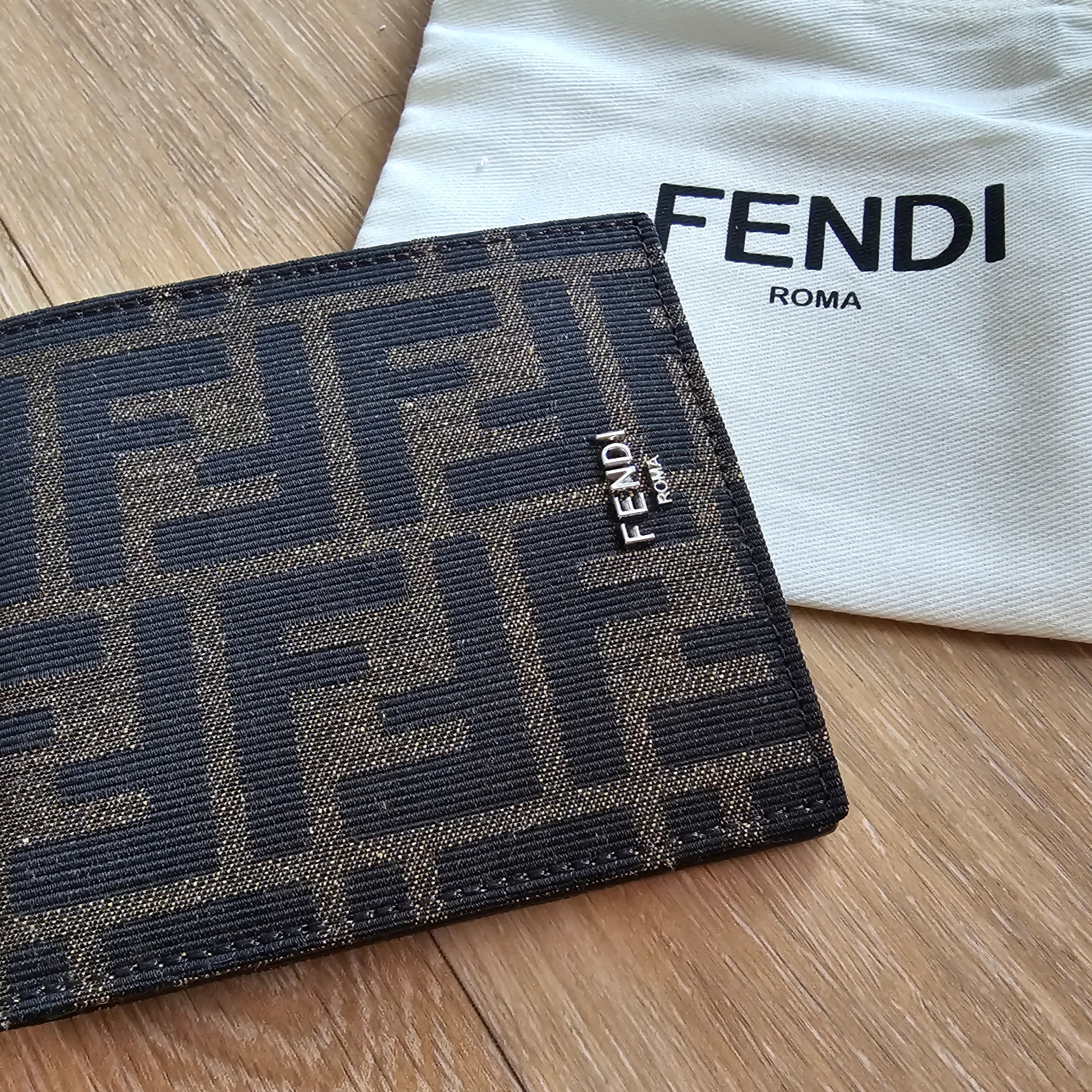 Fendi FF Fabric Bifold Wallet Brown 착용 스타일