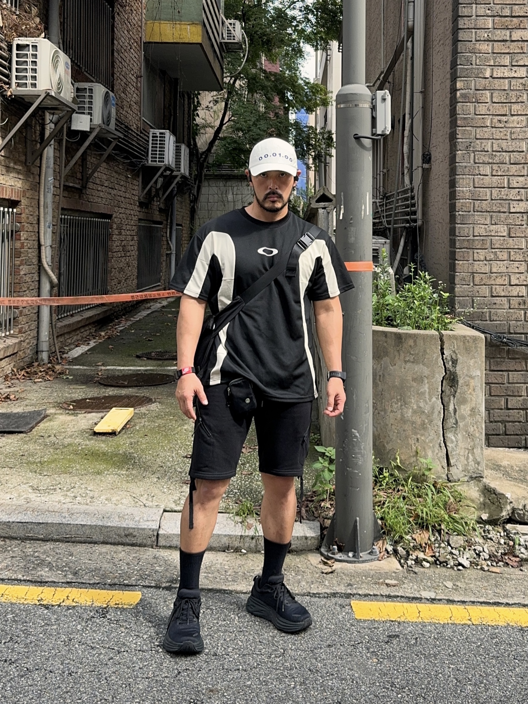 Hoka Bondi 8 Wide Black - 24SS 착용 스타일 - 3