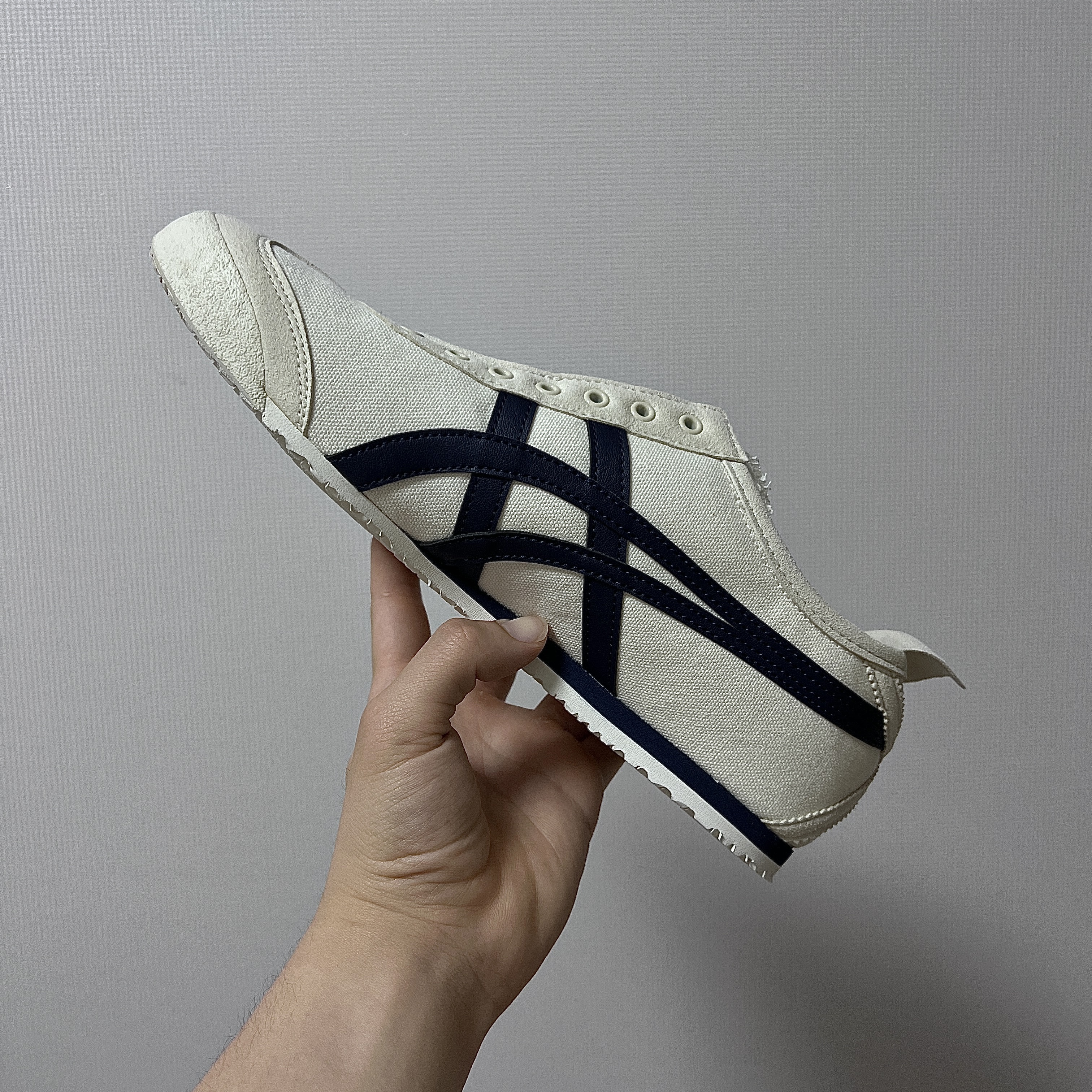 Onitsuka Tiger Mexico 66 Slip-On Birch Midnight 착용 스타일