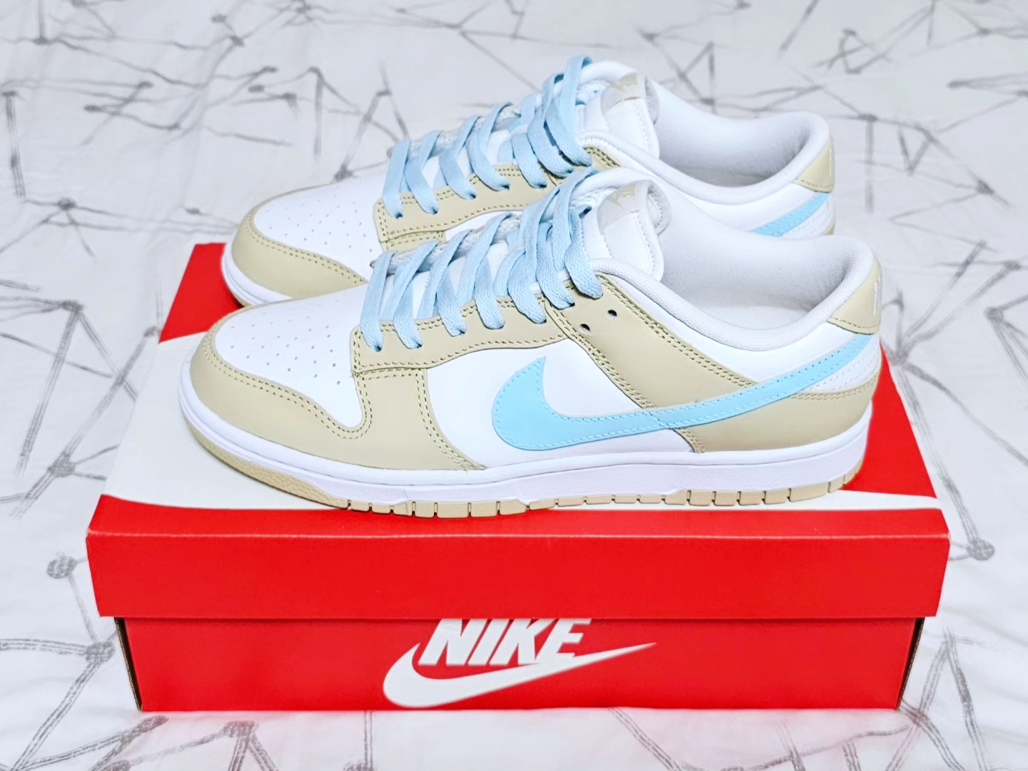 Nike Dunk Low Team Gold and White 착용 스타일 - 2