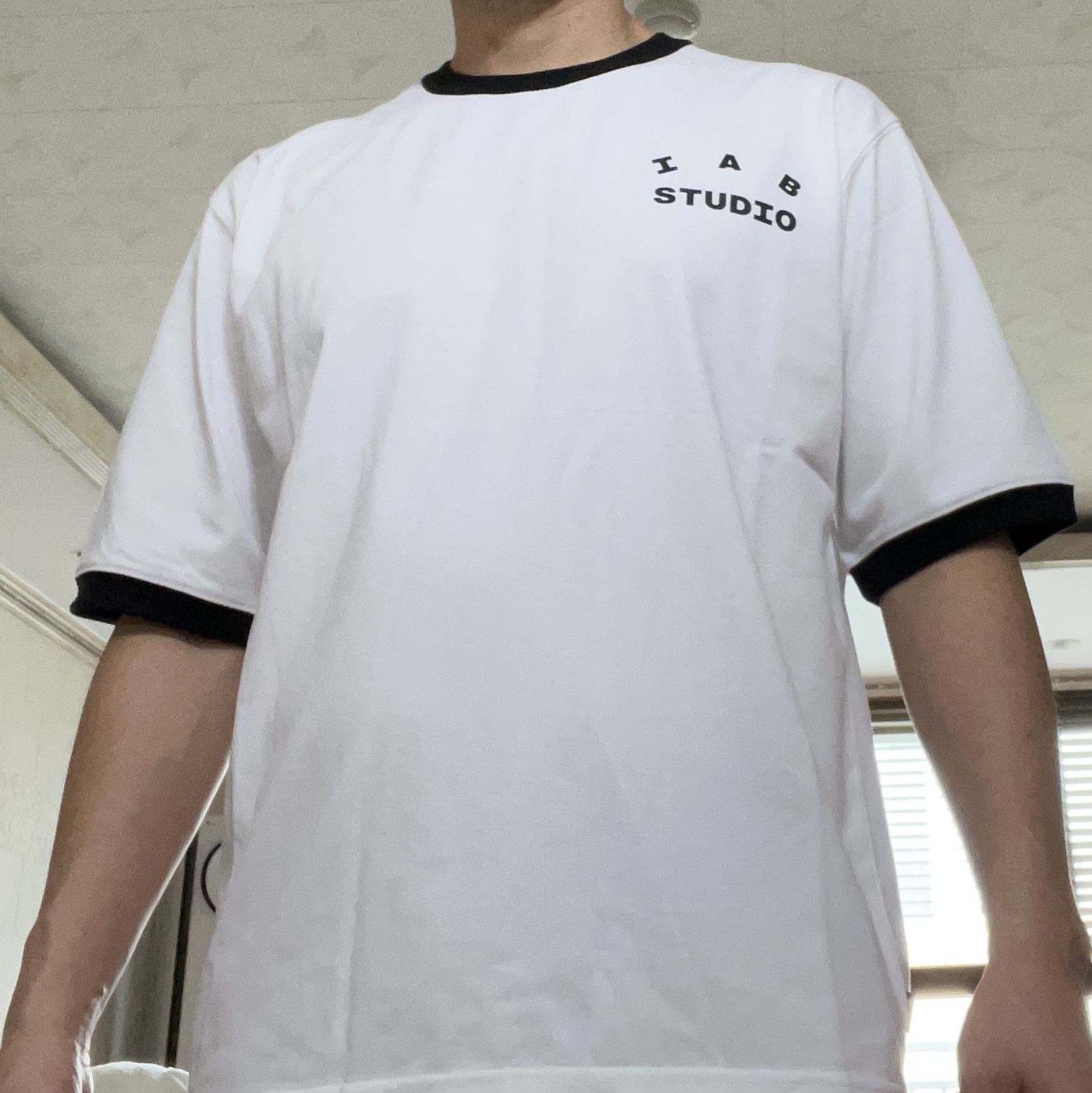 IAB Studio Established T-Shirt White Black 착용 스타일 - 1