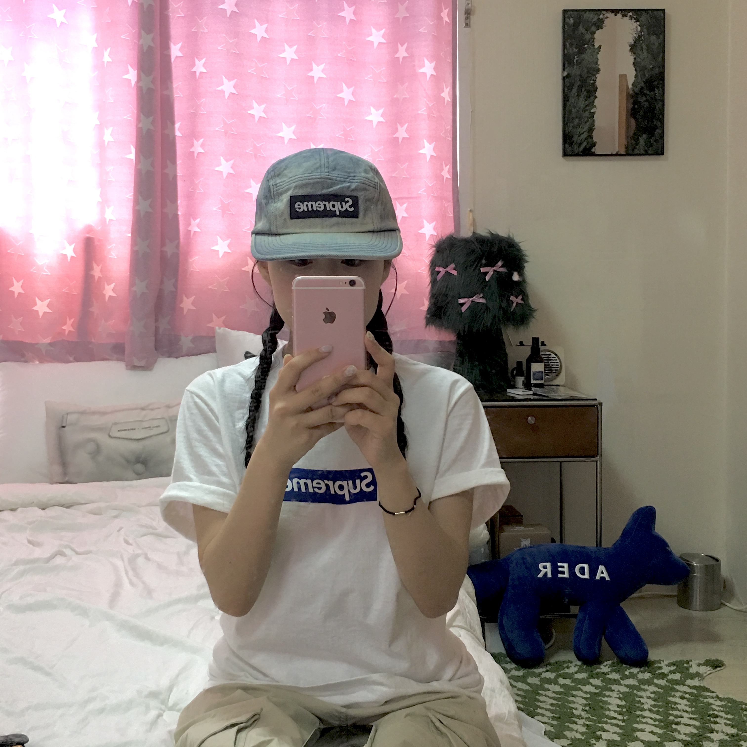 Supreme Washed Chino Twill Camp Cap Dirty Indigo - 24SS, Supreme Seoul Box Logo T-Shirt White - 23FW 착용 스타일 - 1