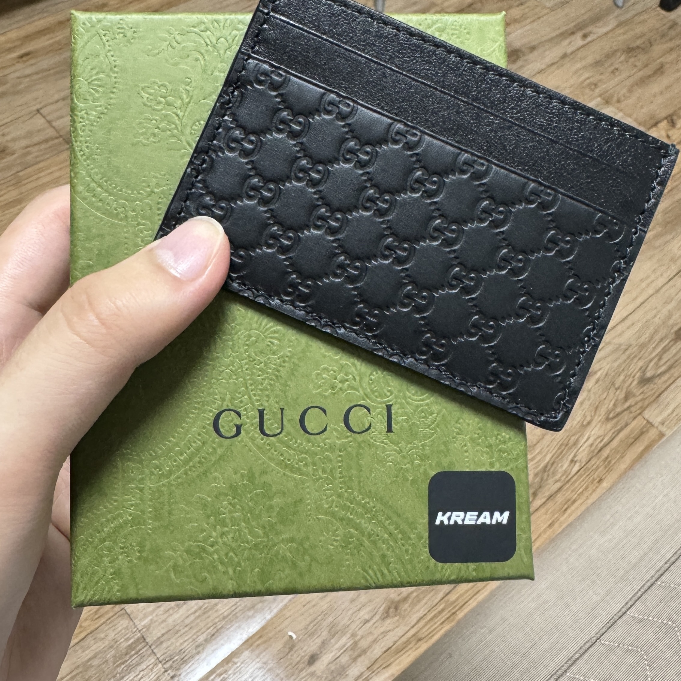 Gucci Micro GG Ssima Card Case Black 착용 스타일