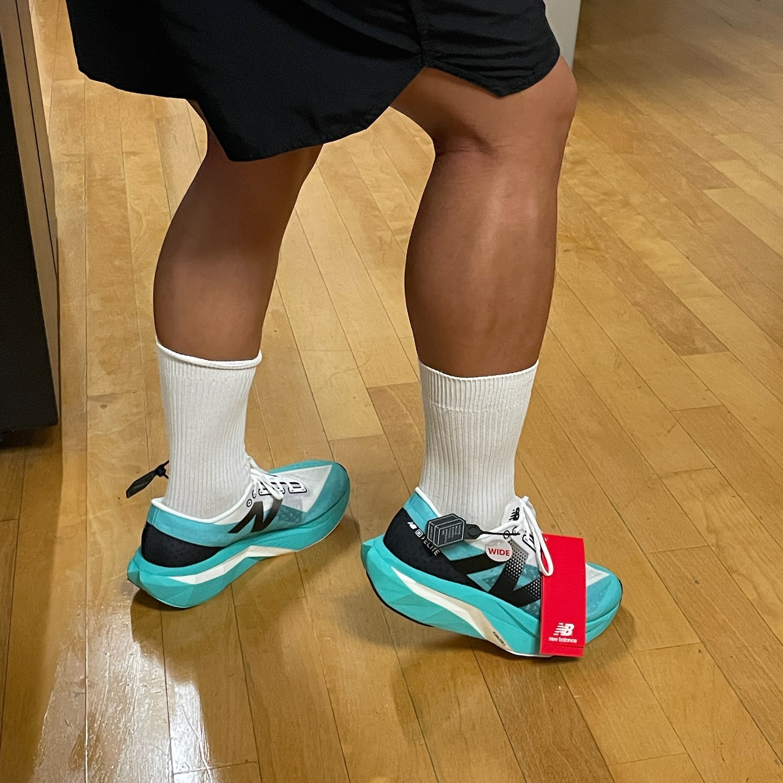 New Balance Fuelcell Supercomp Elite v4 Cyber Jade White - 2E Wide 착용 스타일 - 2