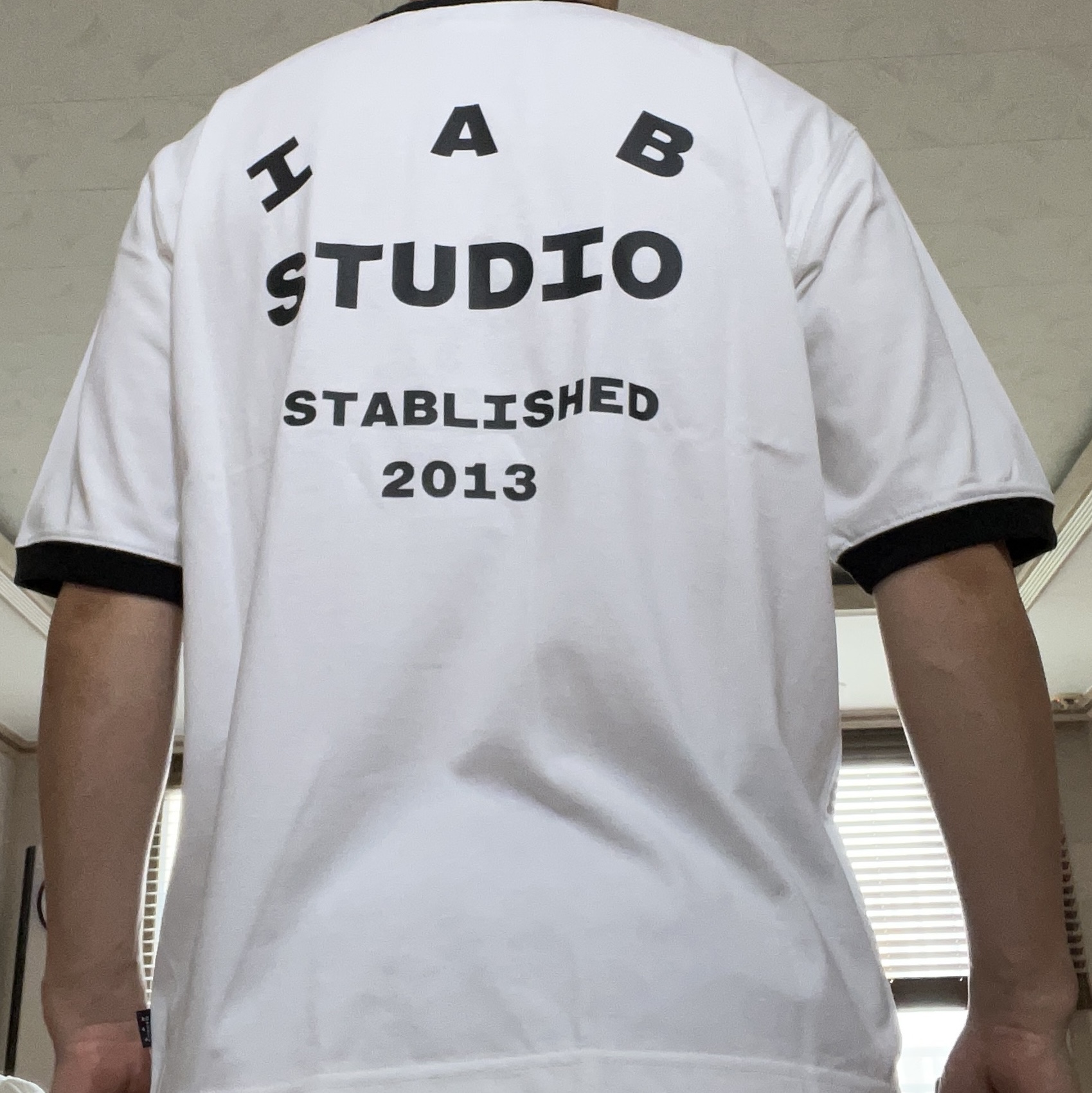 IAB Studio Established T-Shirt White Black 착용 스타일 - 2