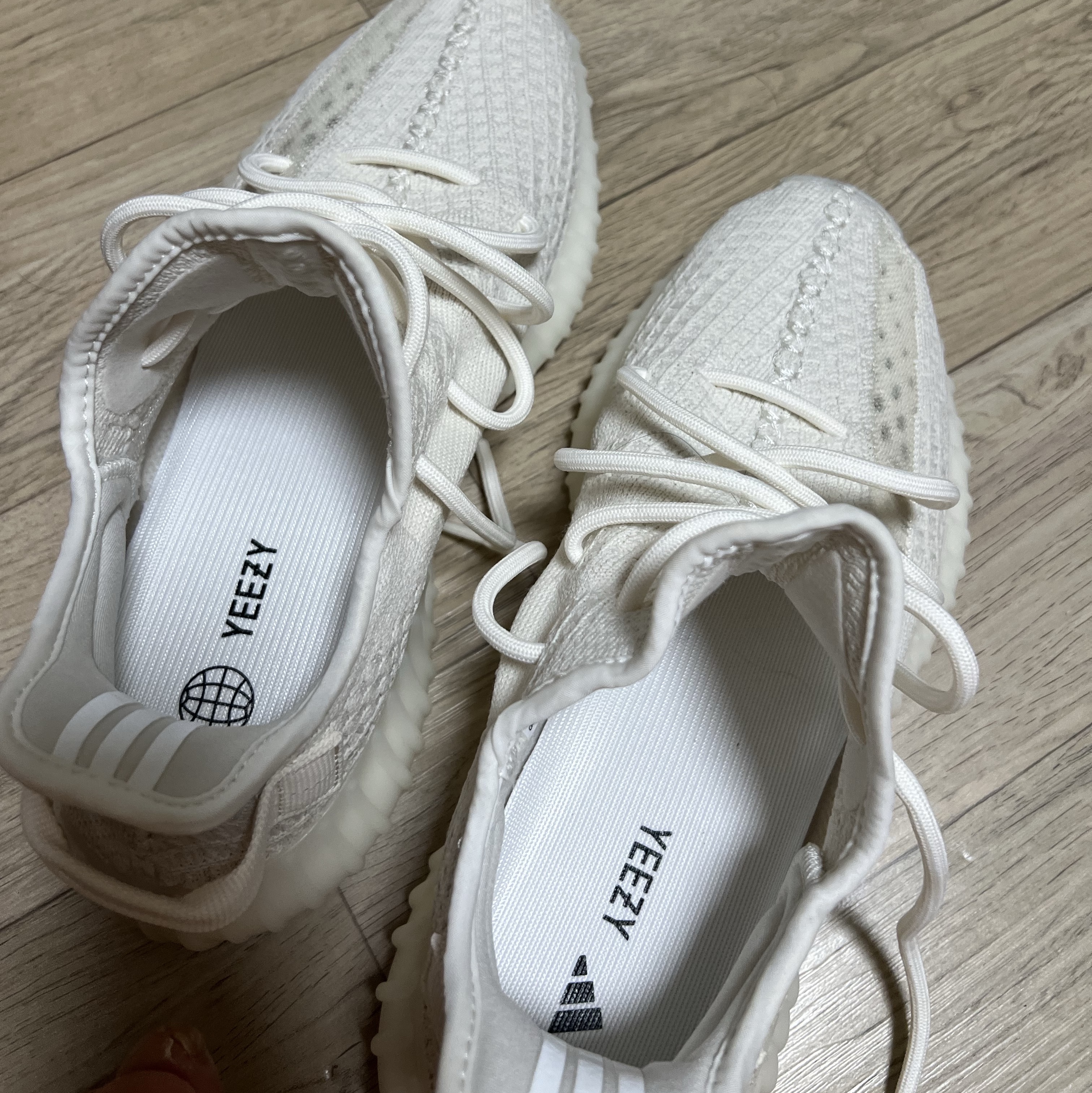 Adidas Yeezy Boost 350 V2 Bone 착용 스타일
