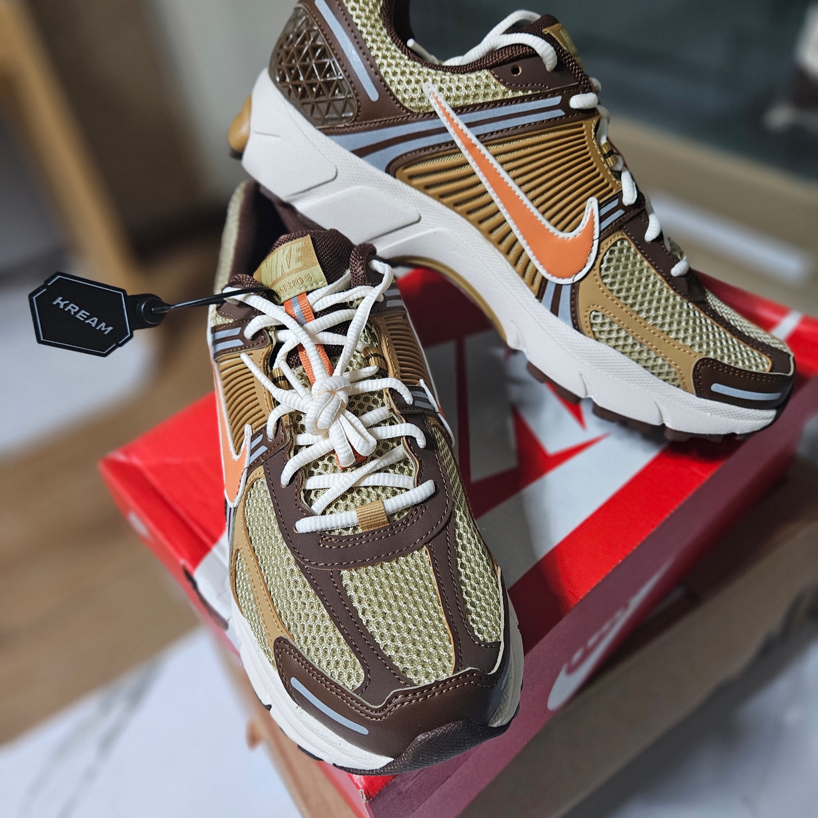 (W) Nike Zoom Vomero 5 Pure Platinum Metallic Silver, Nike Zoom Vomero 5 Wheat Grass and Cacao Wow 착용 스타일 - 2