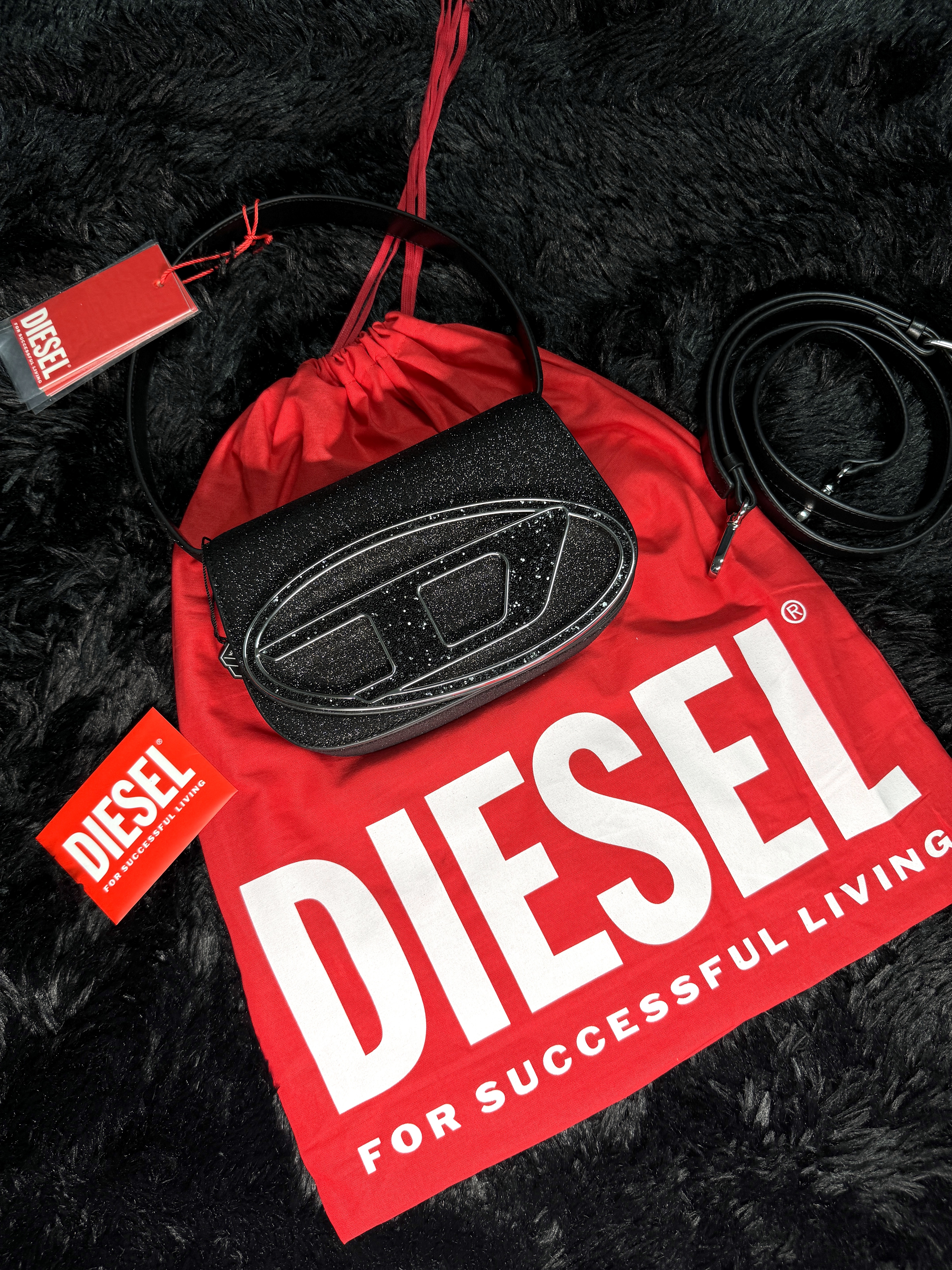 Diesel 1DR Shoulder Bag in Glitter Fabric Black 착용 스타일