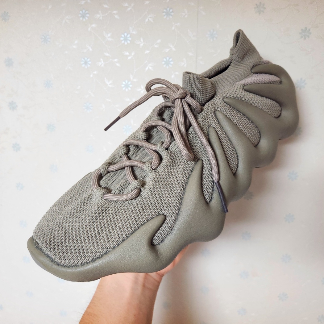 Adidas Yeezy 450 Stone Flax 착용 스타일 - 1