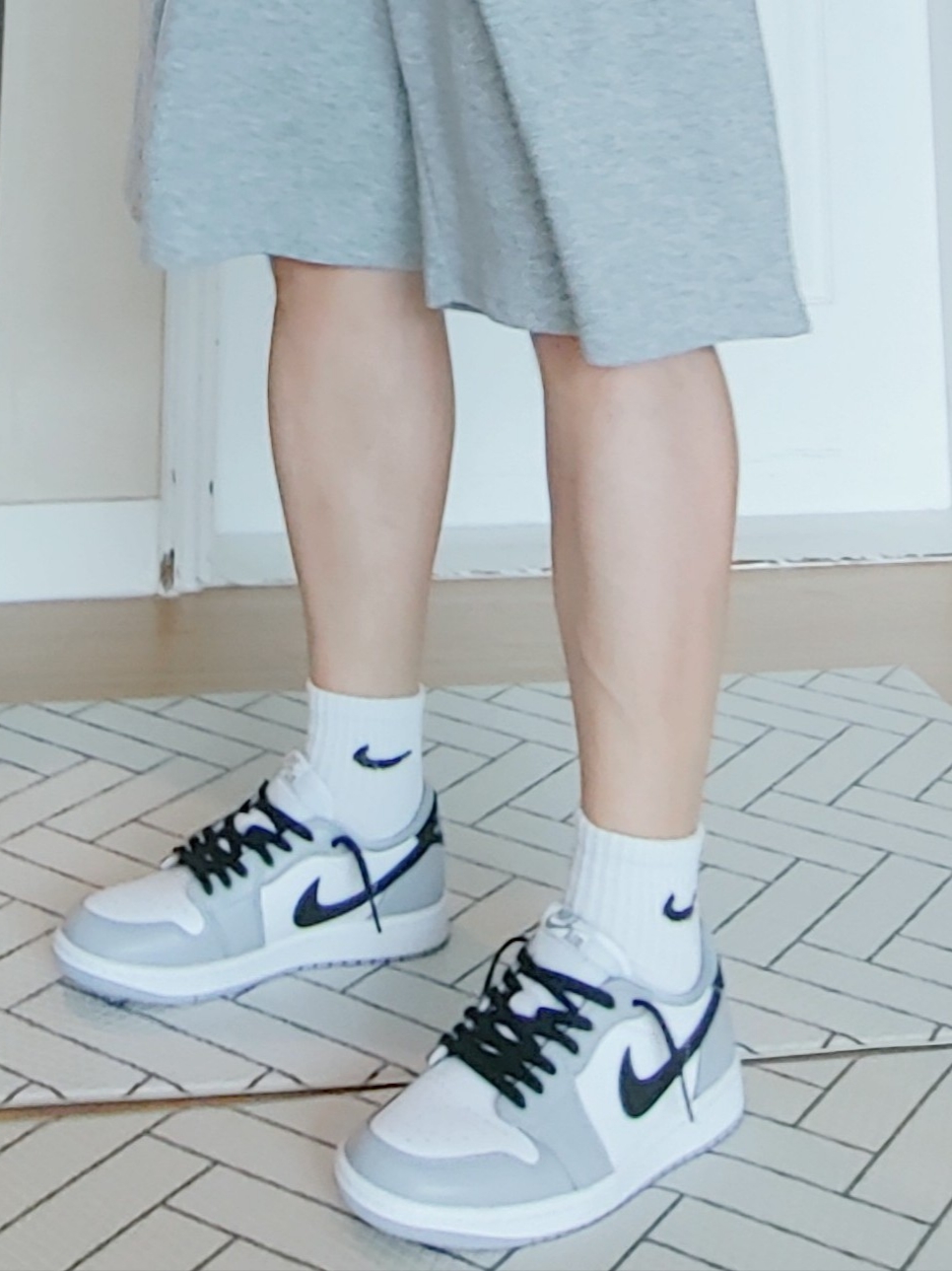 Jordan 1 Retro Low OG Wolf Grey and White 착용 스타일