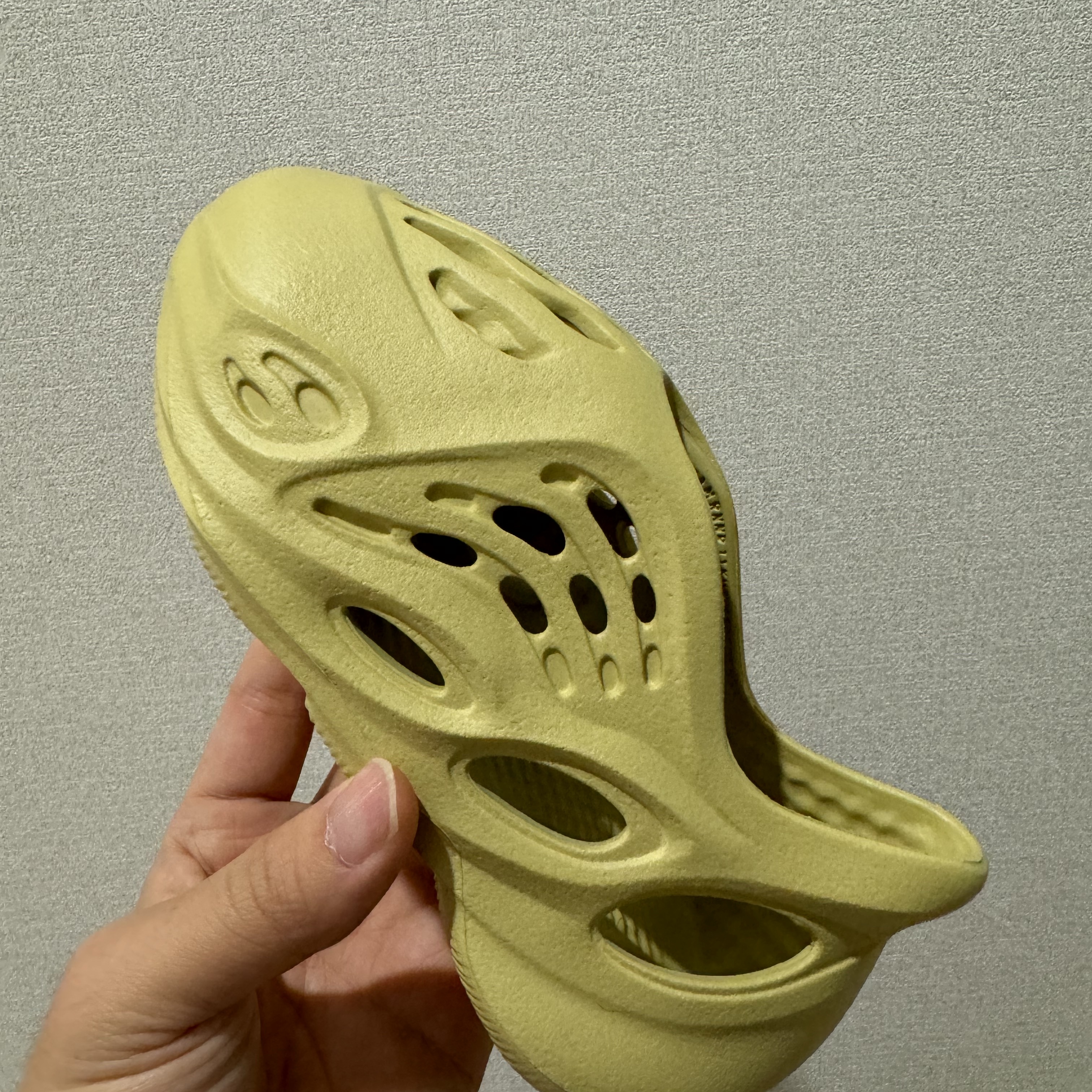 (Kids) Adidas Yeezy Foam RNNR Sulfur 착용 스타일 - 3