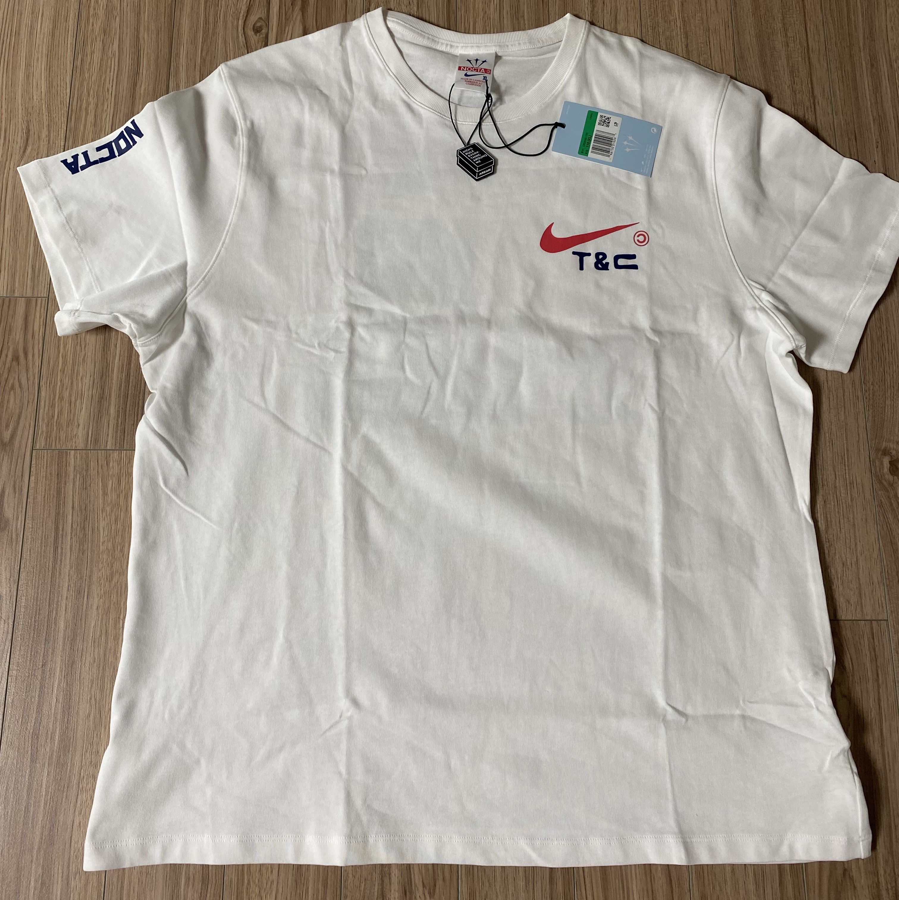 Nike x Drake Nocta x Cactus Plant Flea Market Souvenir Cactus T-Shirt White (DR2630-100) 착용 스타일 - 1