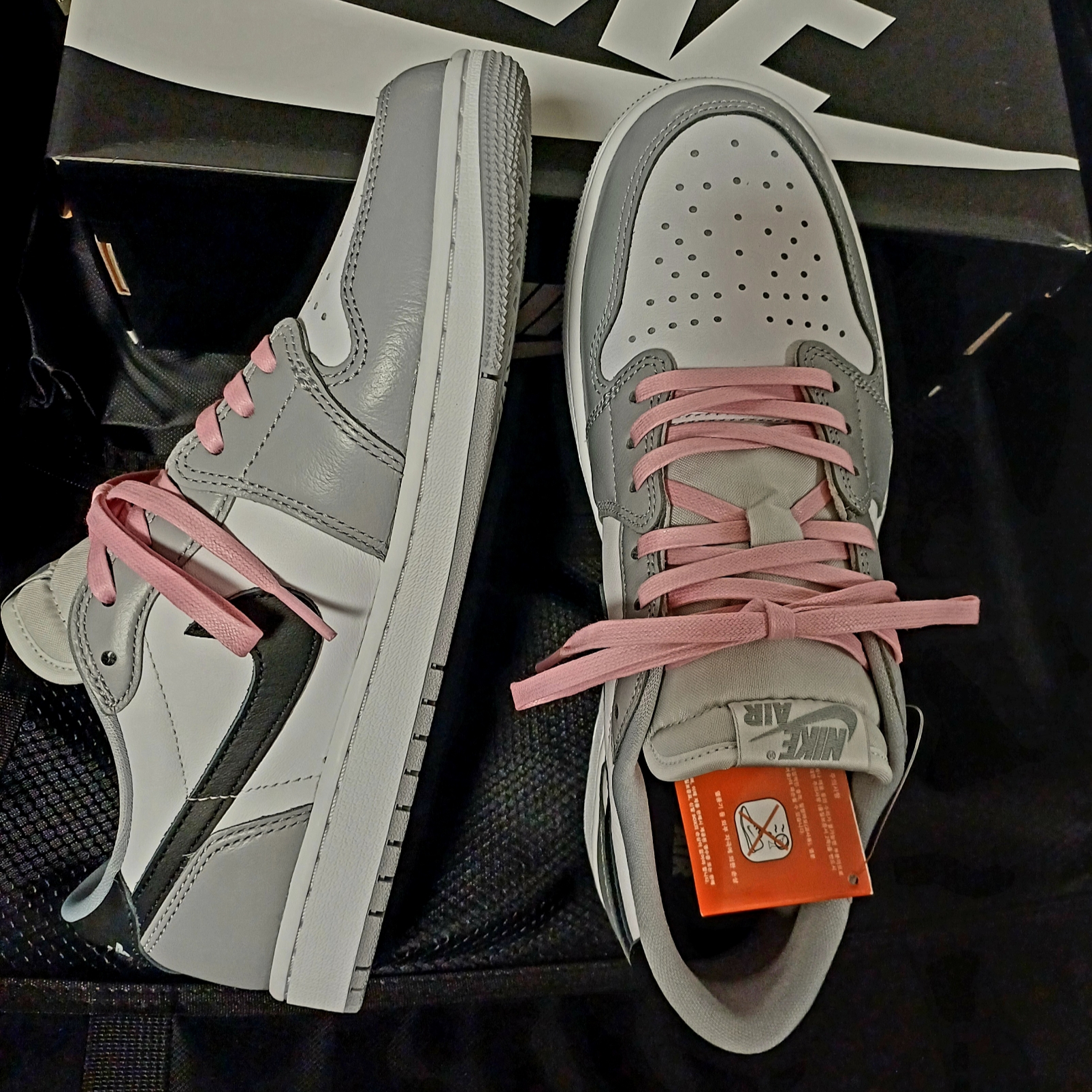 Jordan 1 Retro Low OG Wolf Grey and White 착용 스타일 - 3