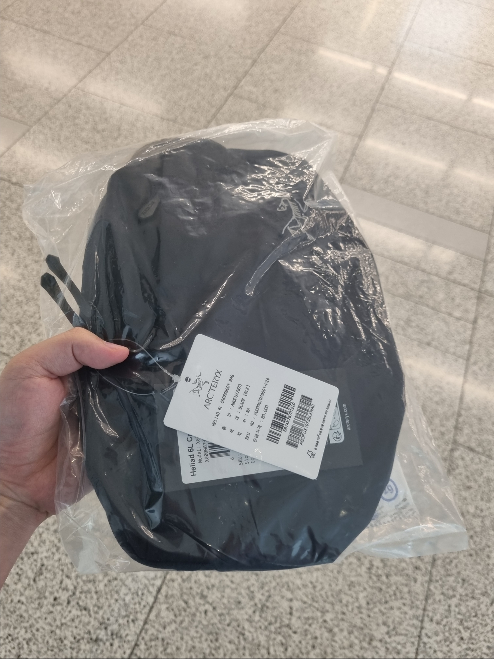 Arc'teryx Heliad 6 Crossbody Bag Black 착용 스타일