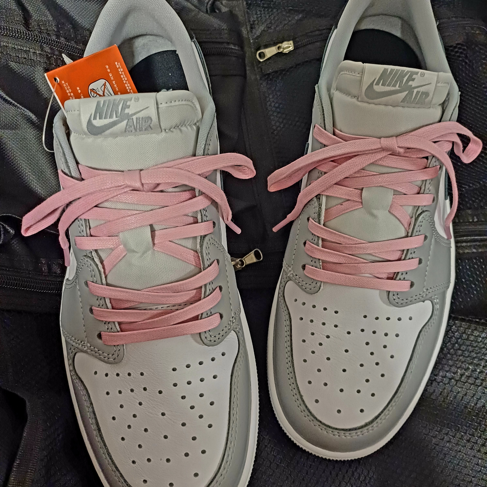 Jordan 1 Retro Low OG Wolf Grey and White 착용 스타일 - 1