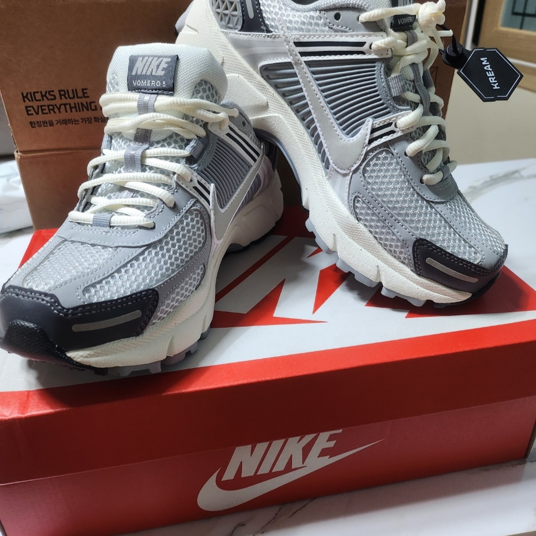 (W) Nike Zoom Vomero 5 Pure Platinum Metallic Silver, Nike Zoom Vomero 5 Wheat Grass and Cacao Wow 착용 스타일 - 1