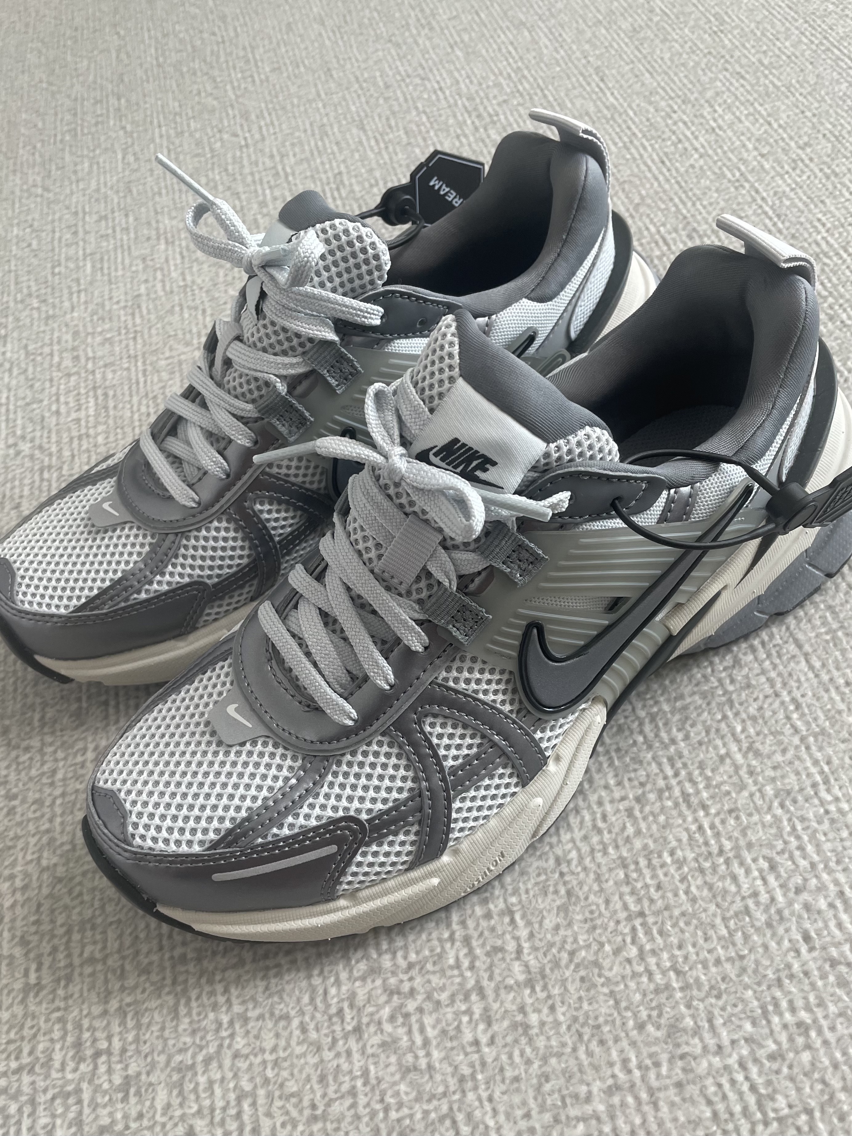 Nike V2K Run Pure Platinum Wolf Grey 착용 스타일