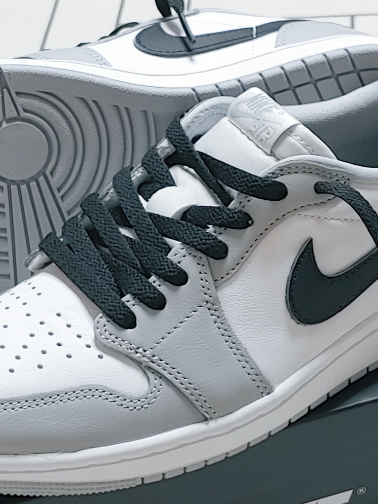 Jordan 1 Retro Low OG Wolf Grey and White 착용 스타일 - 5