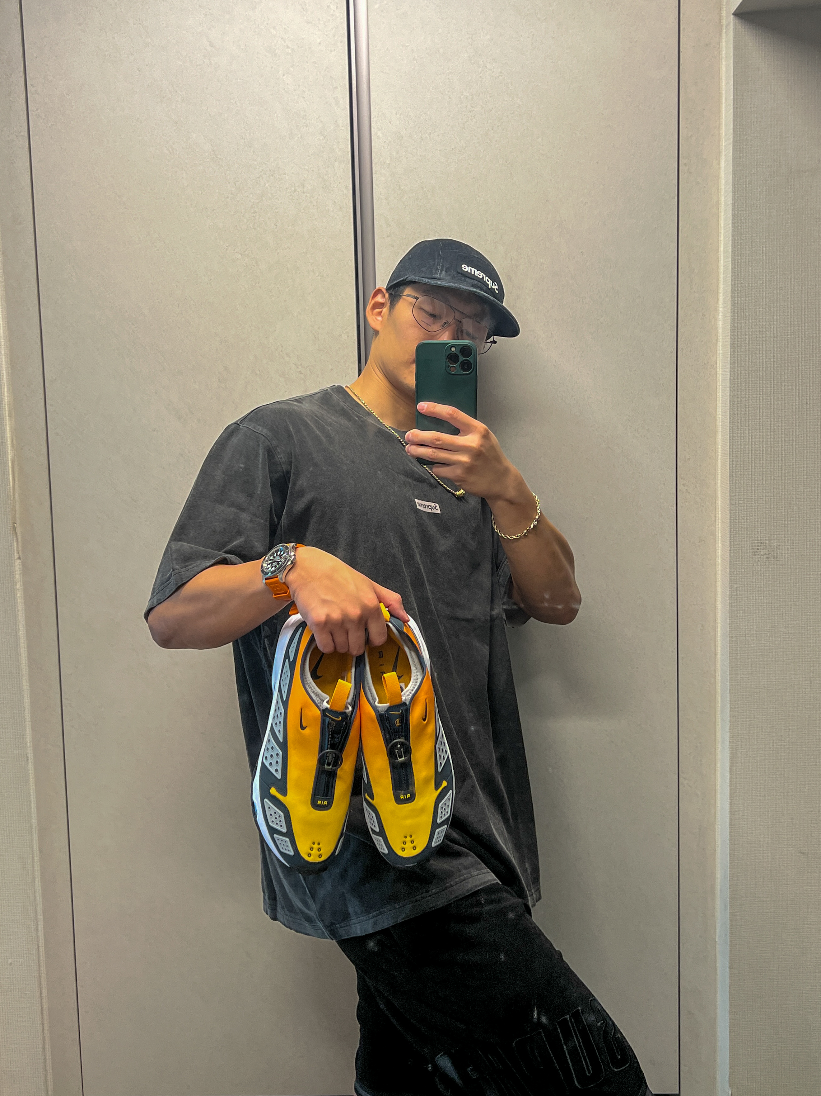 Supreme Denim Camp Cap Black - 24SS, Supreme Overprint Small Box S/S Top Black - 24SS 착용 스타일