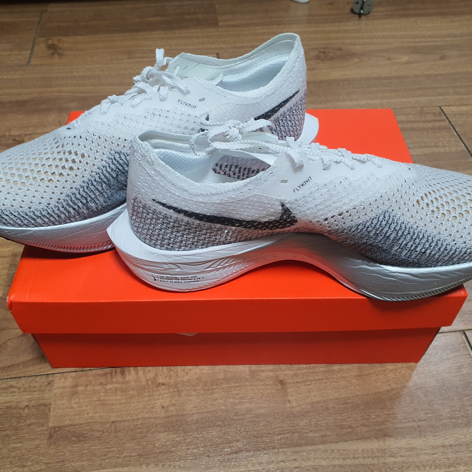 Nike ZoomX Vaporfly Next% 3 White Grey 착용 스타일 - 3