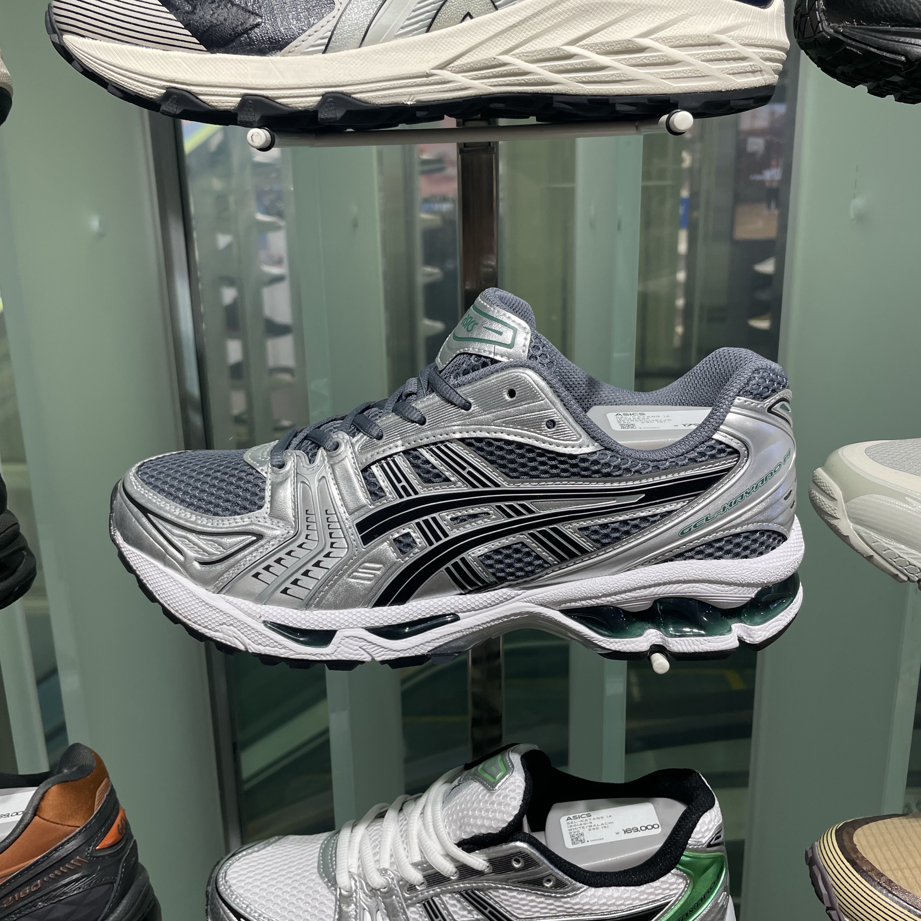 Asics Gel-Kayano 14 Metropolis Jasper Green 착용 스타일