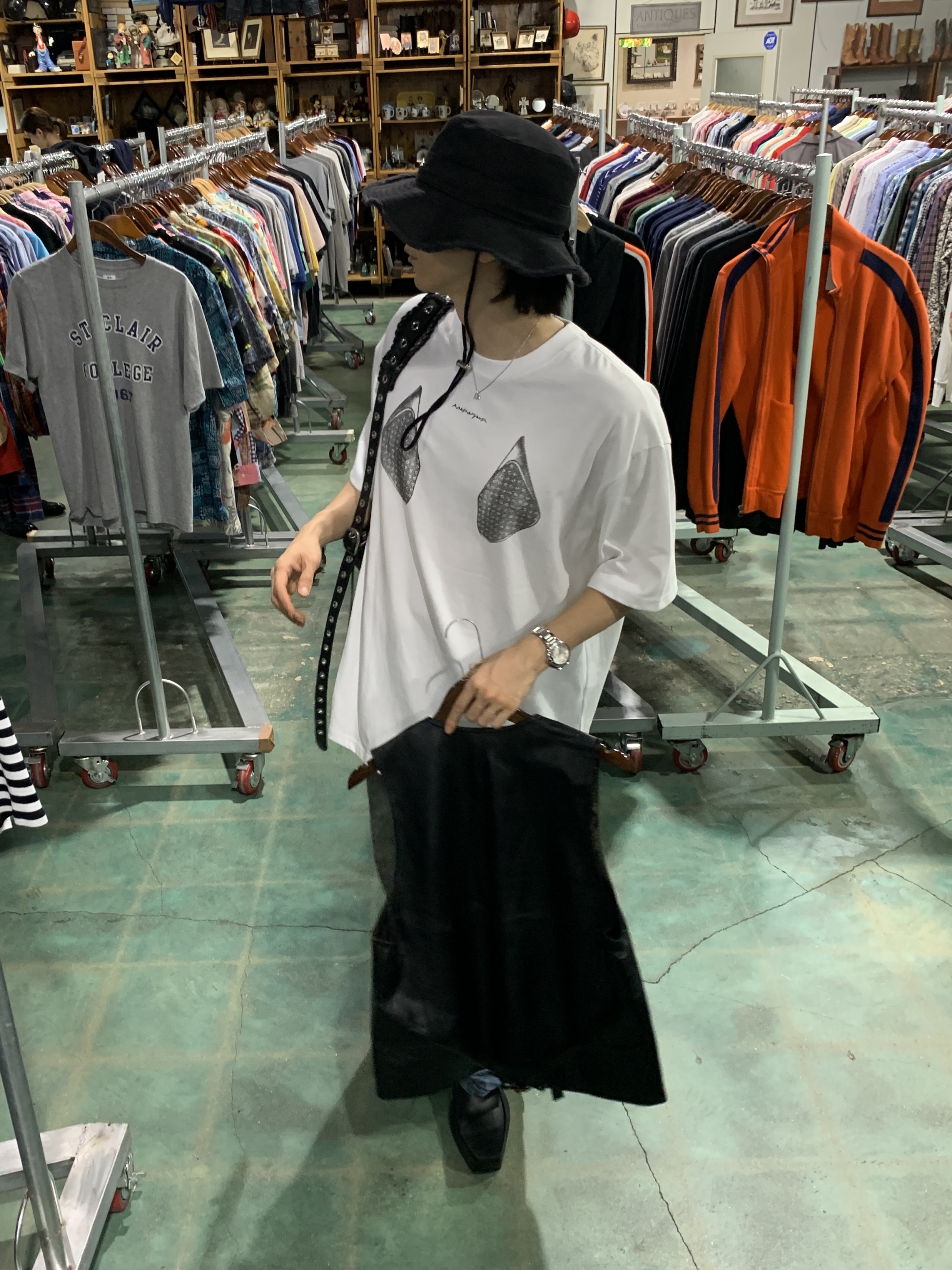 Jacquemus Le Bob Artichaut Bucket Hat Black, Balenciaga Romeo Mule Black 착용 스타일 - 3