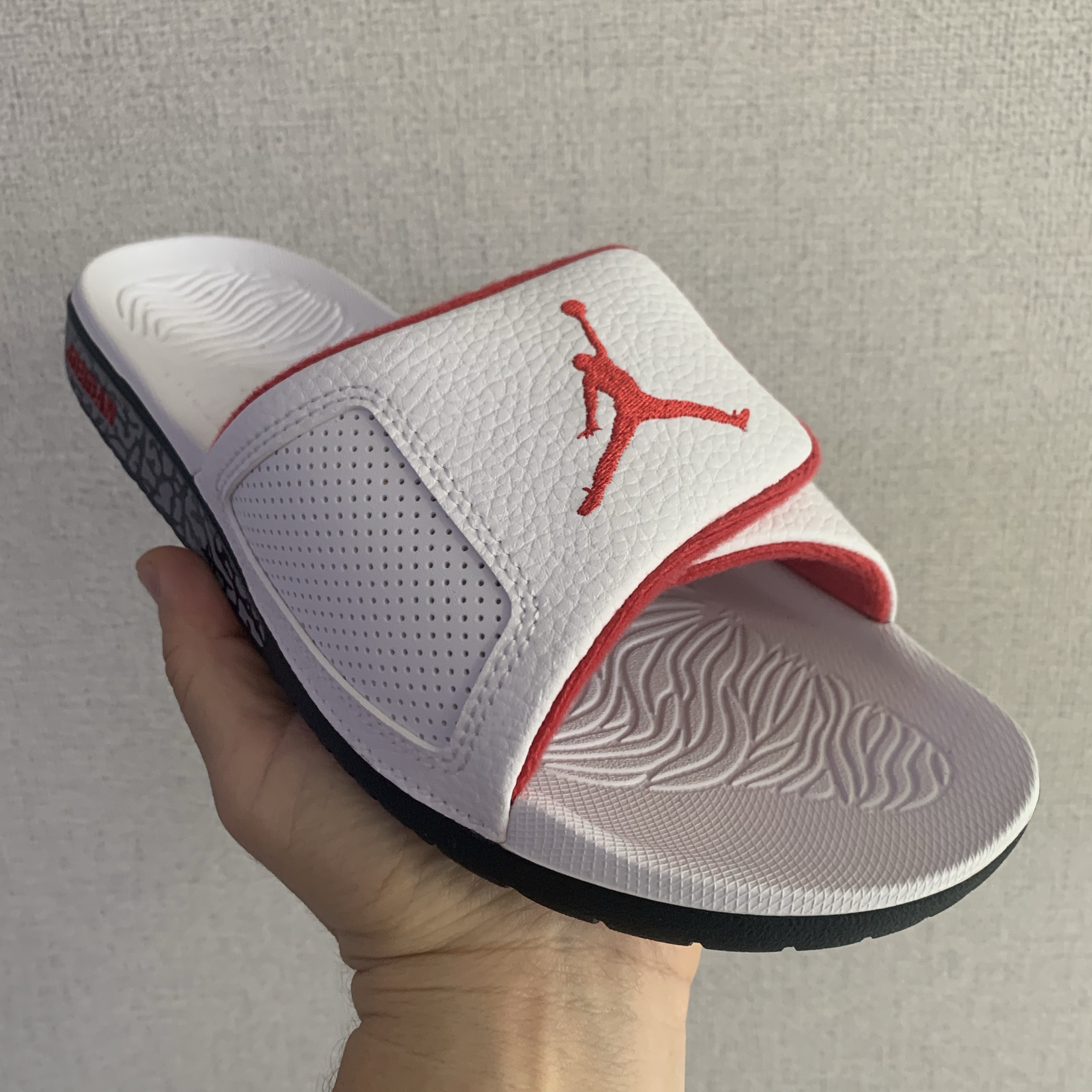 Jordan Hydro 3 Retro Cement White and University Red 착용 스타일