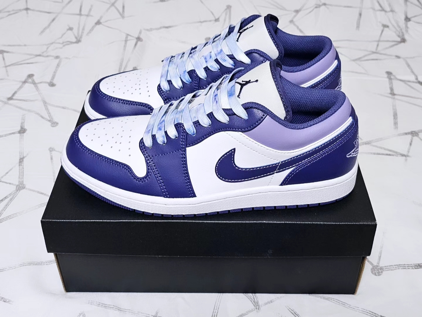 Jordan 1 Low Sky J Purple White 착용 스타일 - 2