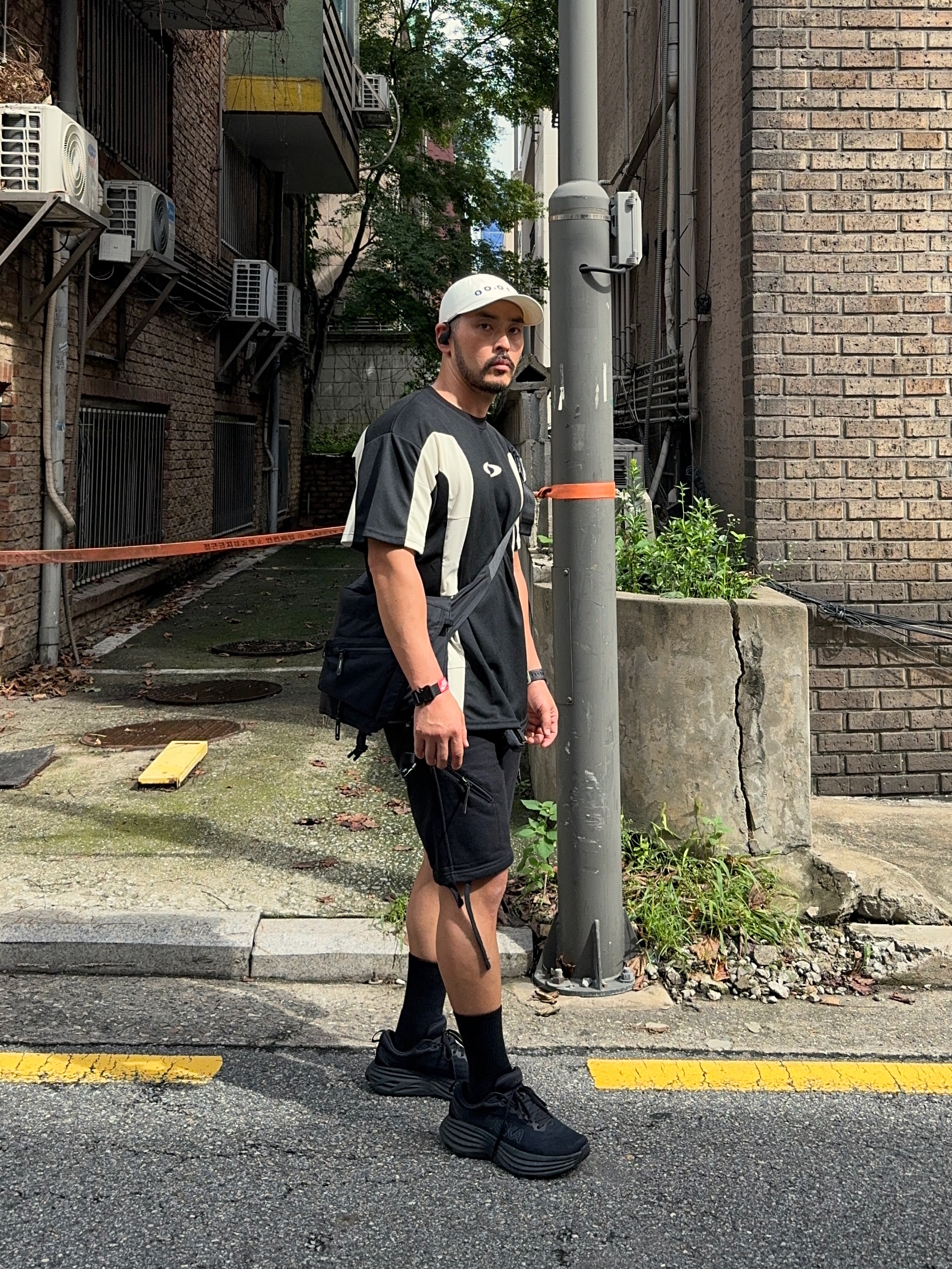 Hoka Bondi 8 Wide Black - 24SS 착용 스타일 - 1