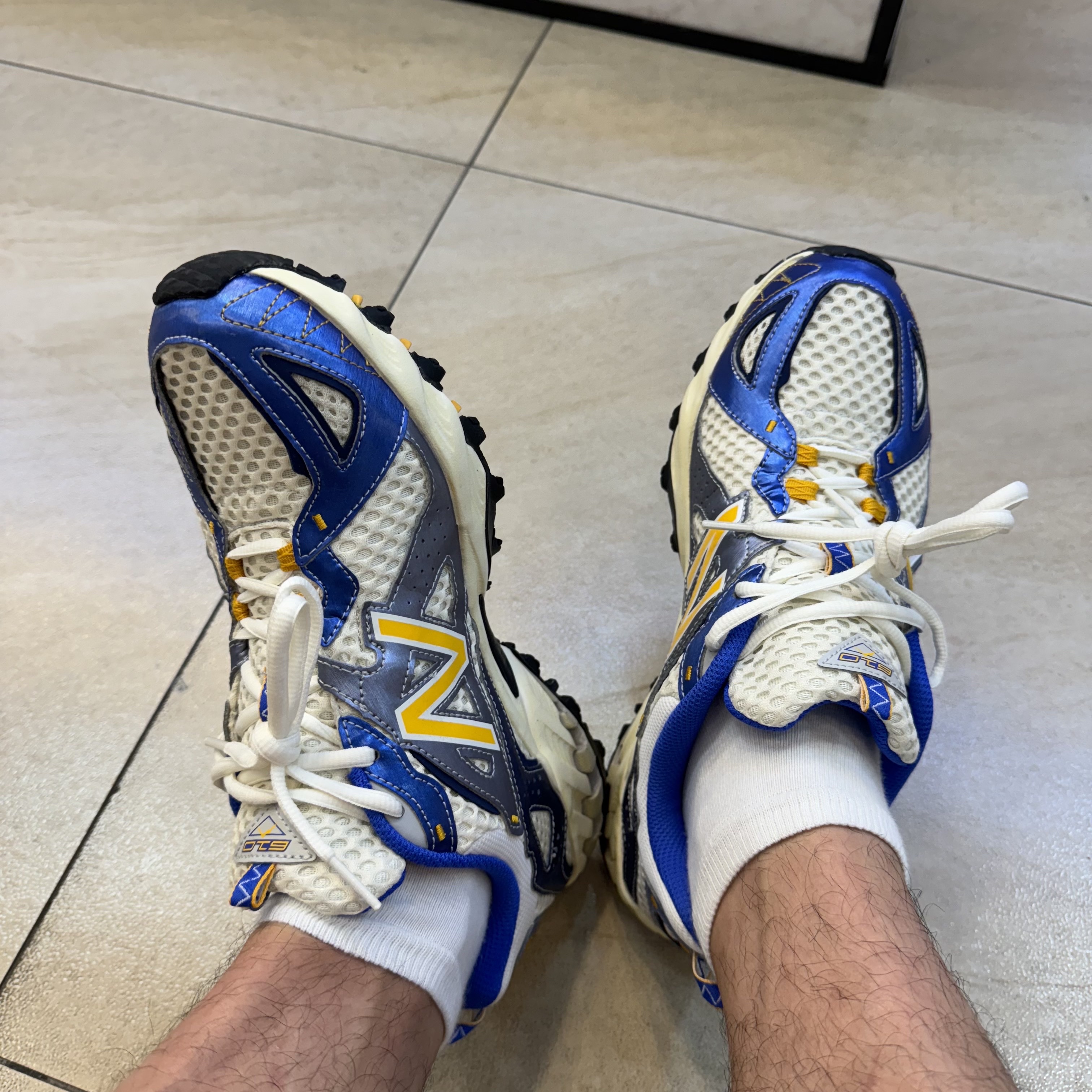 New Balance x Yeseyesee ML610 Atlantic Blue Varsity Gold 착용 스타일