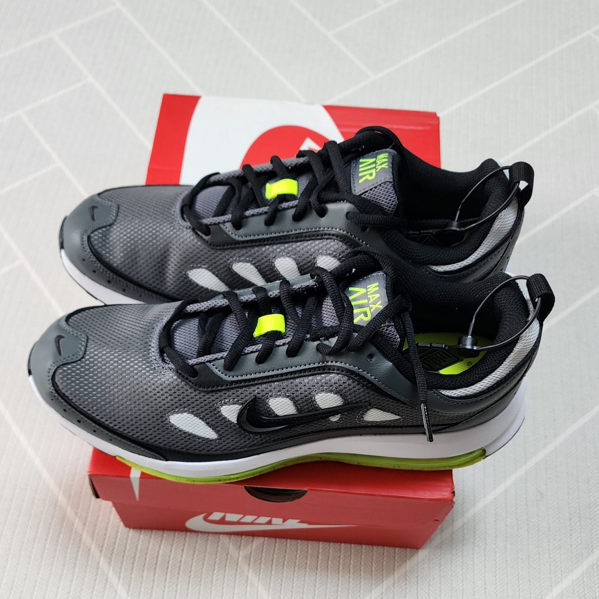 Nike Air Max AP Iron Grey 착용 스타일 - 2