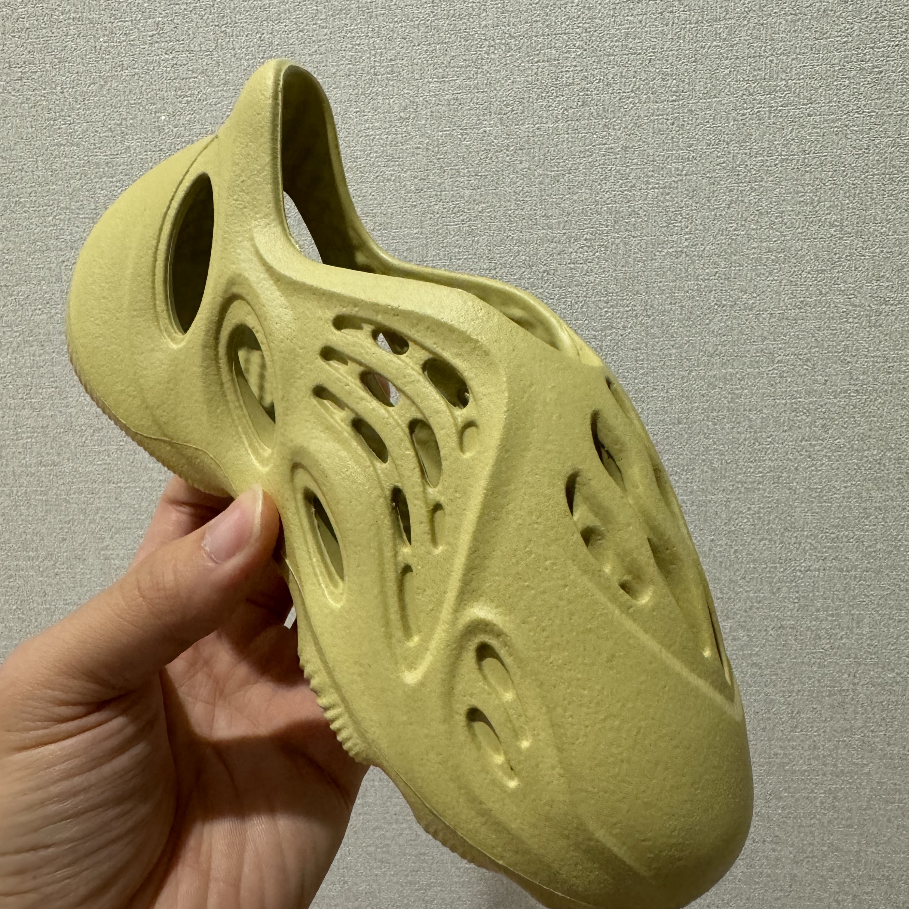 (Kids) Adidas Yeezy Foam RNNR Sulfur 착용 스타일 - 4