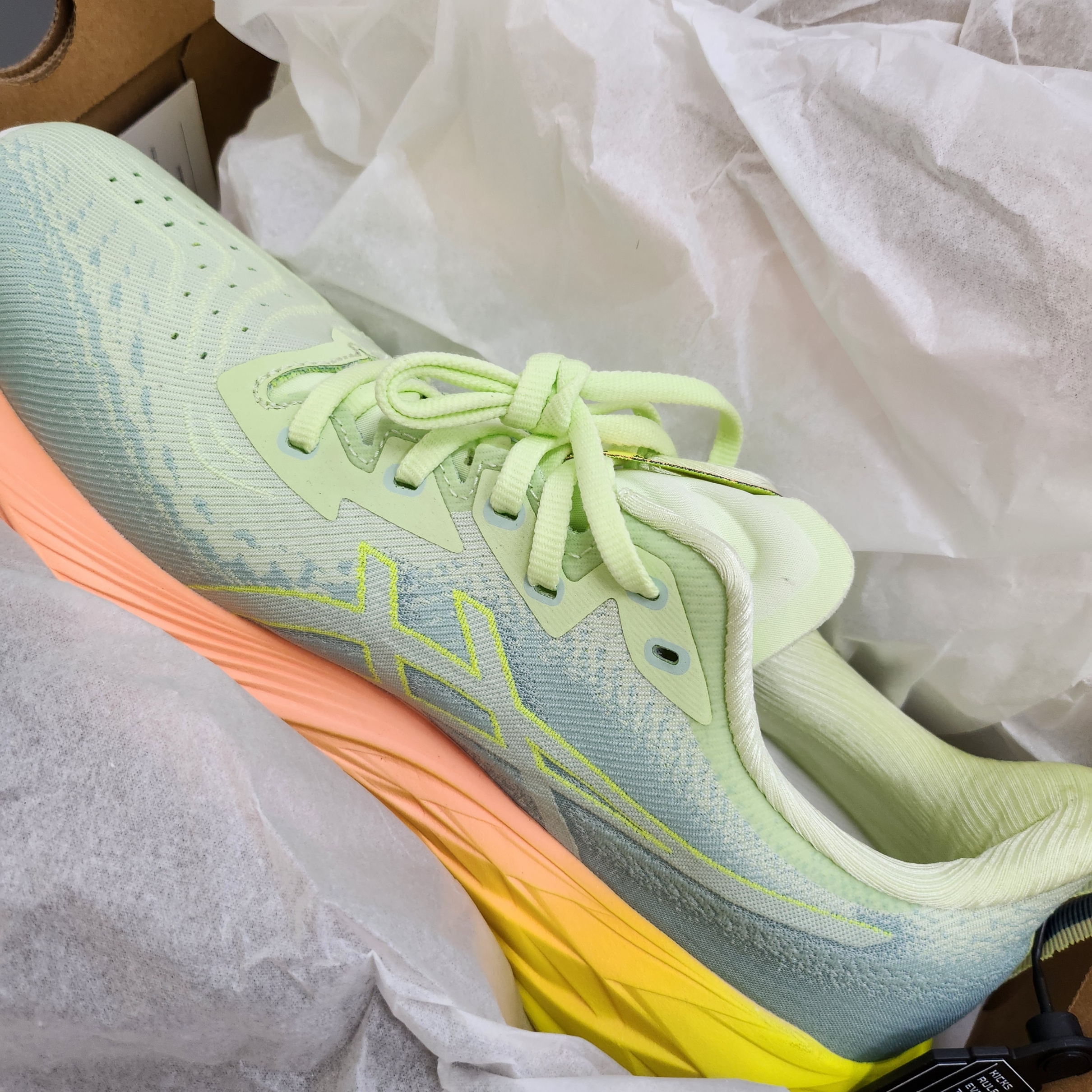 Asics Novablast 4 Cool Matcha Safety Yellow 착용 스타일 - 1