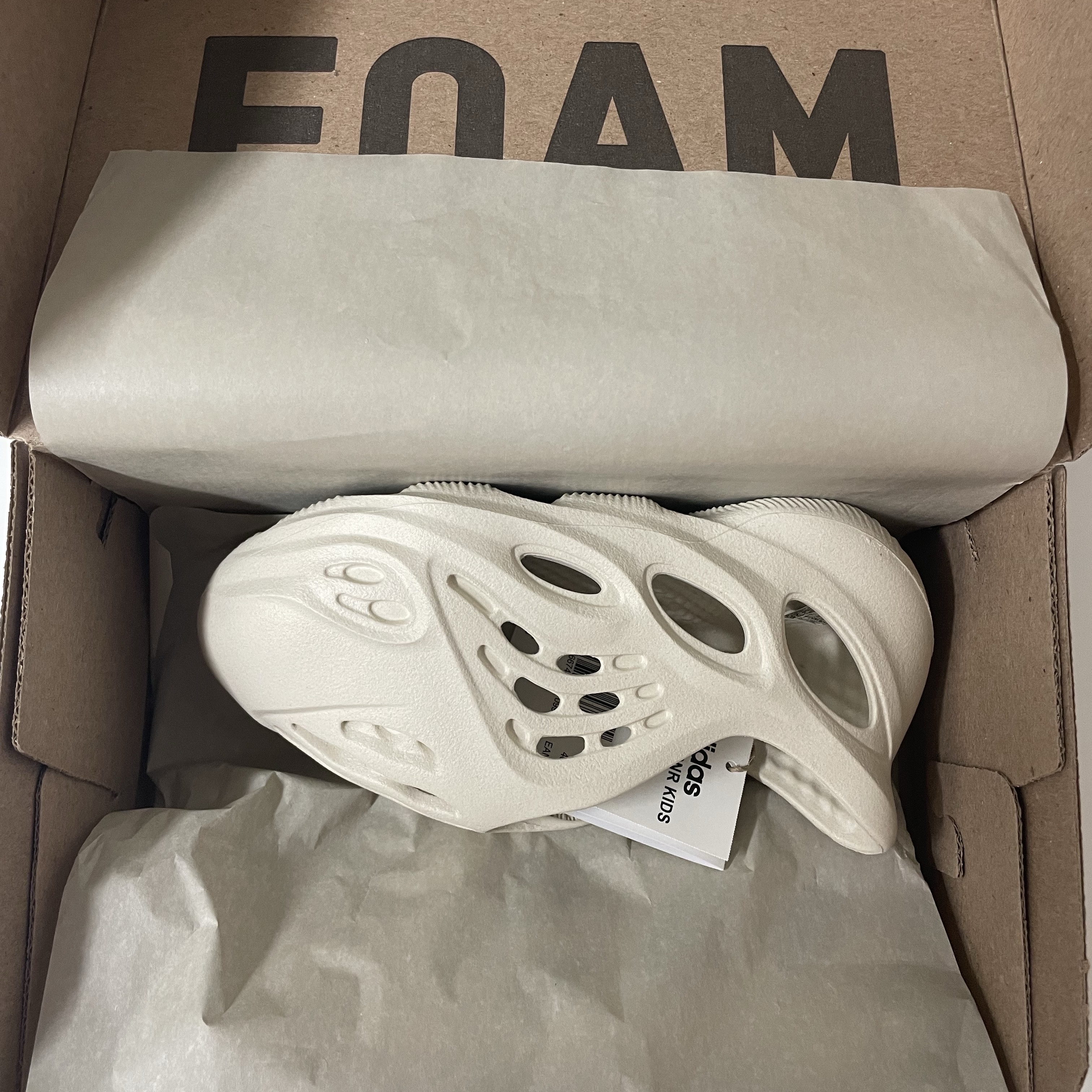 (Kids) Adidas Yeezy Foam RNNR Sand 착용 스타일