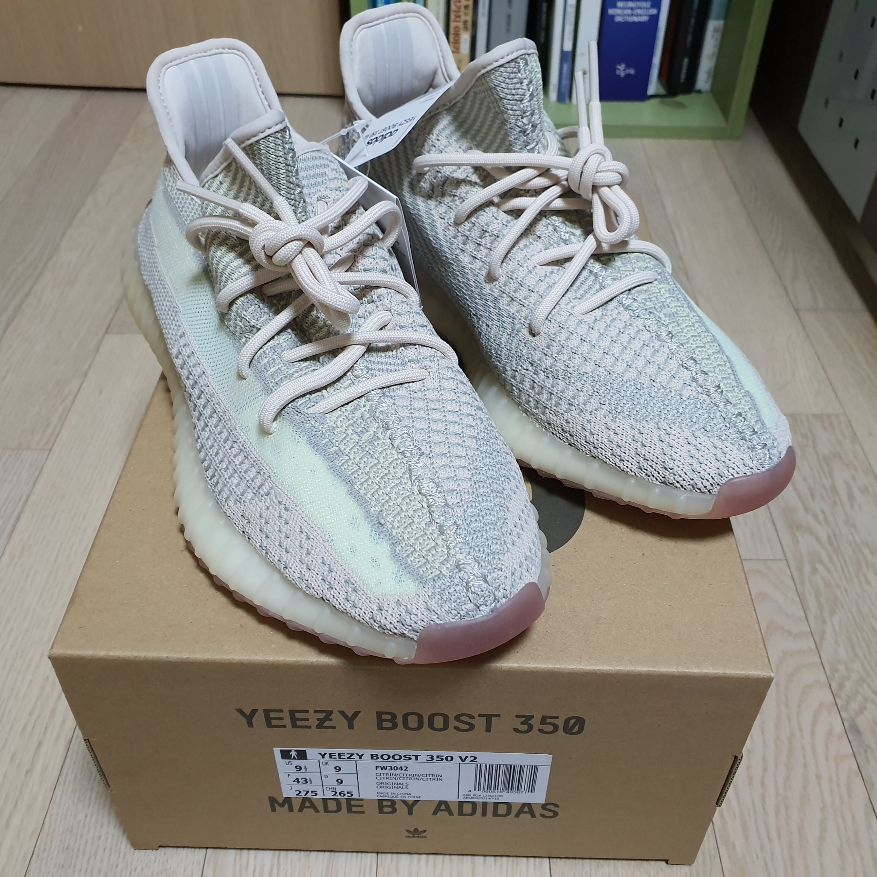 Adidas Yeezy Boost 350 V2 Citrin - Non-Reflective, Nike ACG Long Sleeve Logo T-Shirt Space Purple - US/EU 착용 스타일 - 1