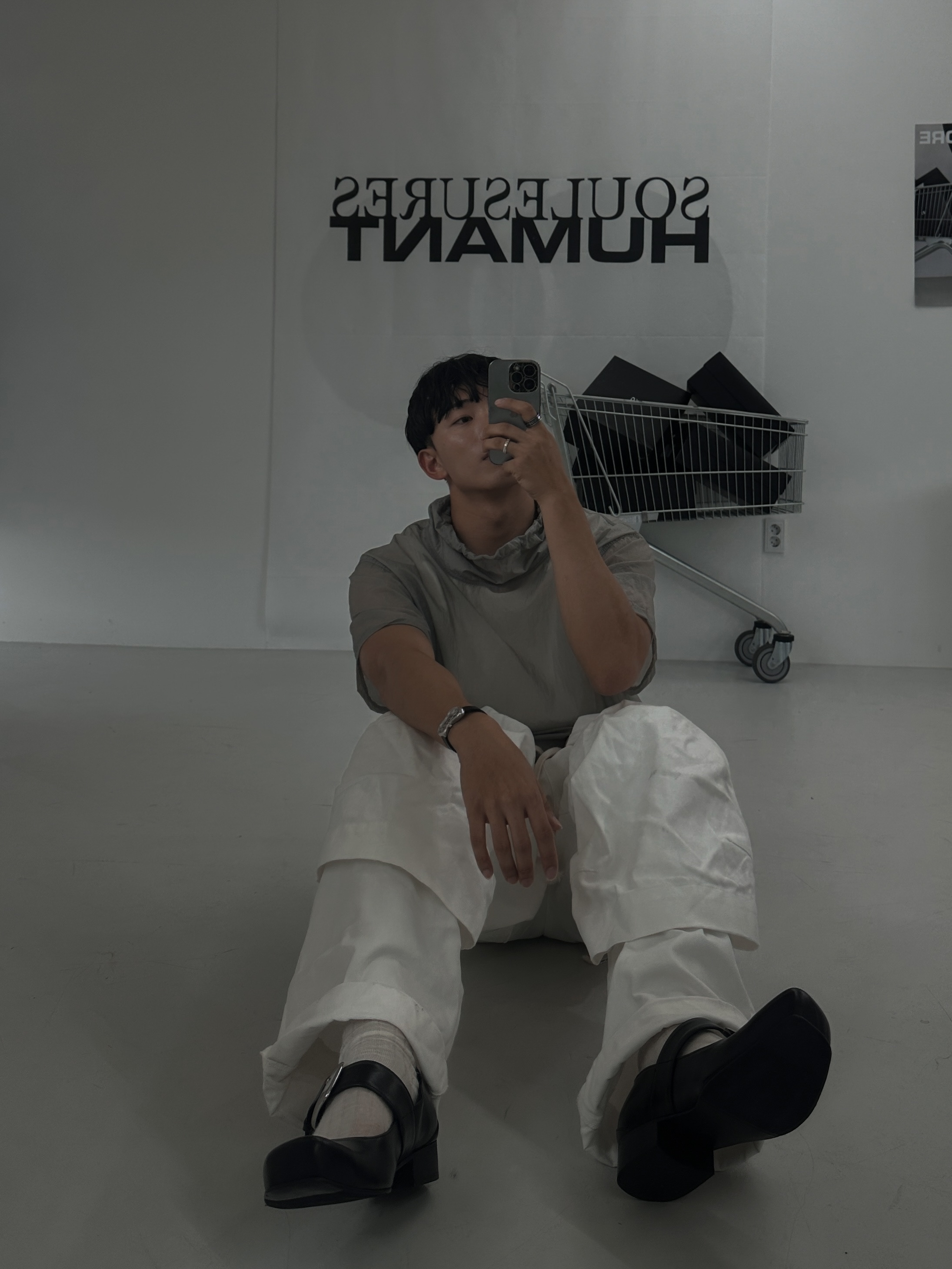 Amomento Sheer String Short Sleeve Anorak Light Grey, TOWTOW.ARCHIVE Timeless Twist Wristlet Black 착용 스타일 - 2
