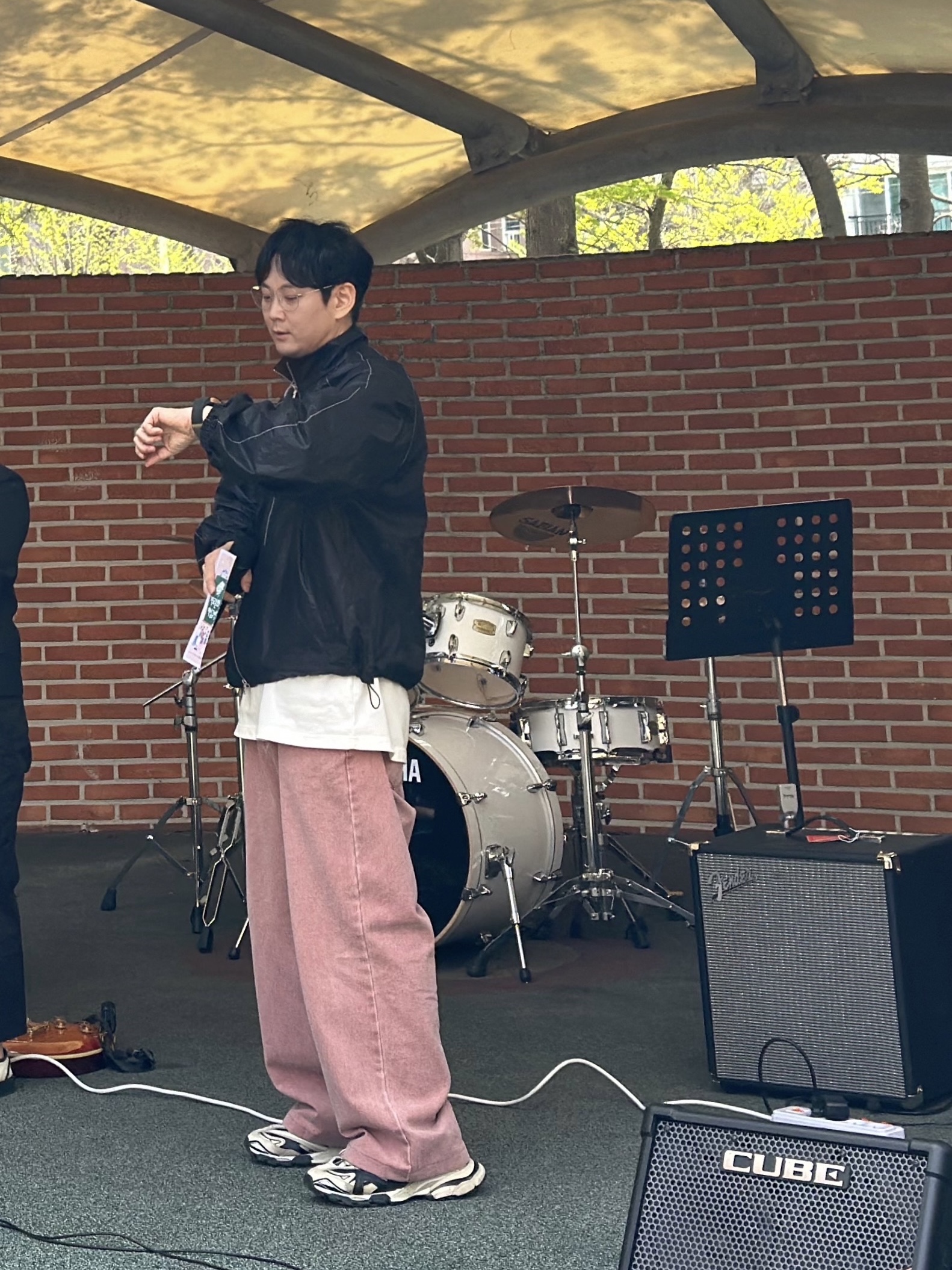 Balenciaga Track.2 Sneakers Beige Black 착용 스타일