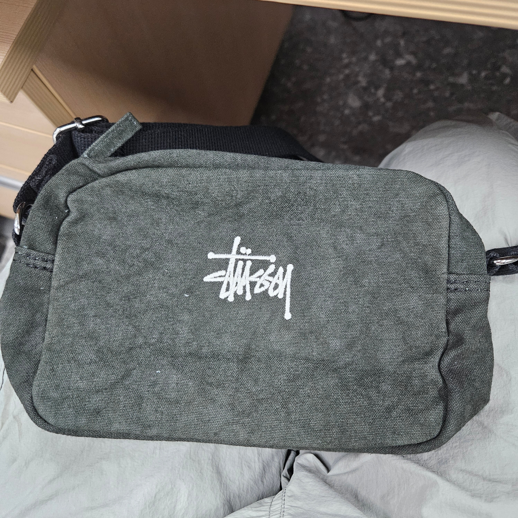 Stussy Canvas Side Pouch Washed Black 착용 스타일
