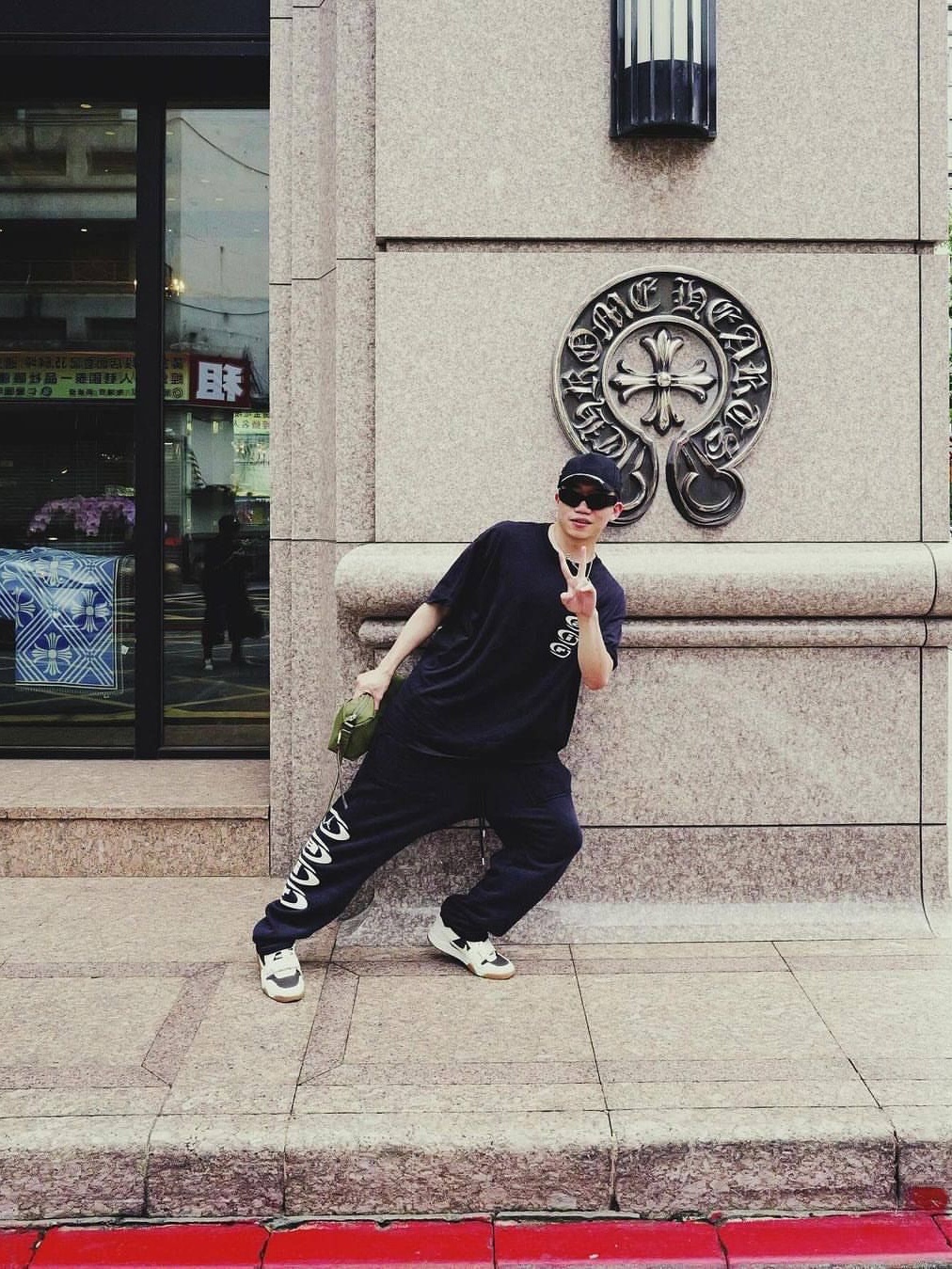 Chrome Hearts Horseshoe Logo Sweatshirt Black, Hansroom Chrome Hearts Tiny CH cross Charm 착용 스타일 - 5