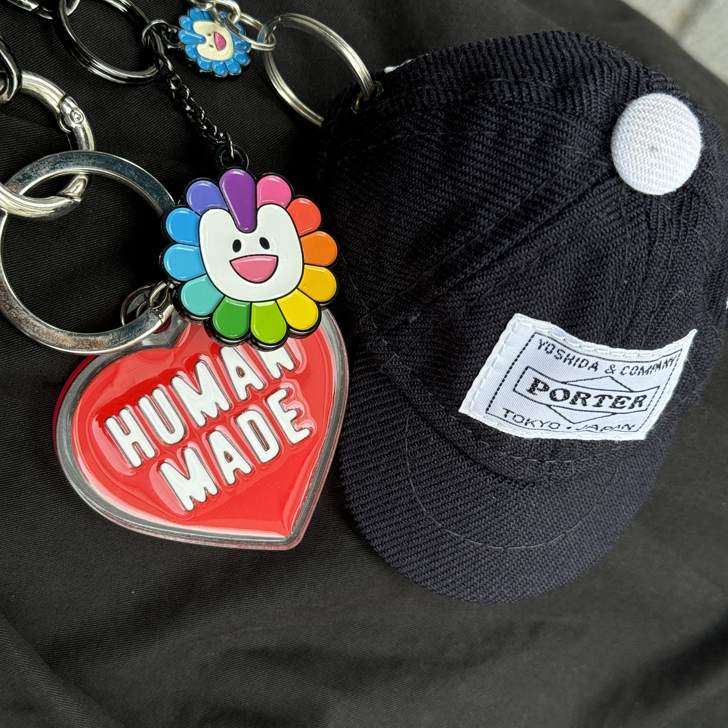 NewJeans x Murakami Metal Keyring Flower, Porter x New Era Key Holder Navy 착용 스타일