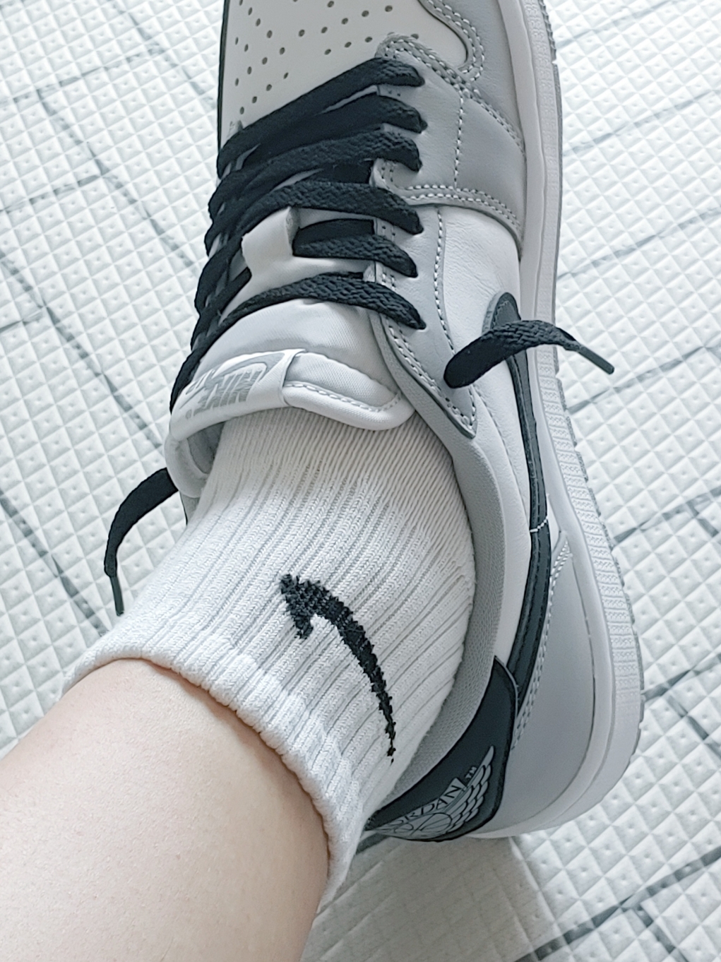 Jordan 1 Retro Low OG Wolf Grey and White 착용 스타일 - 1