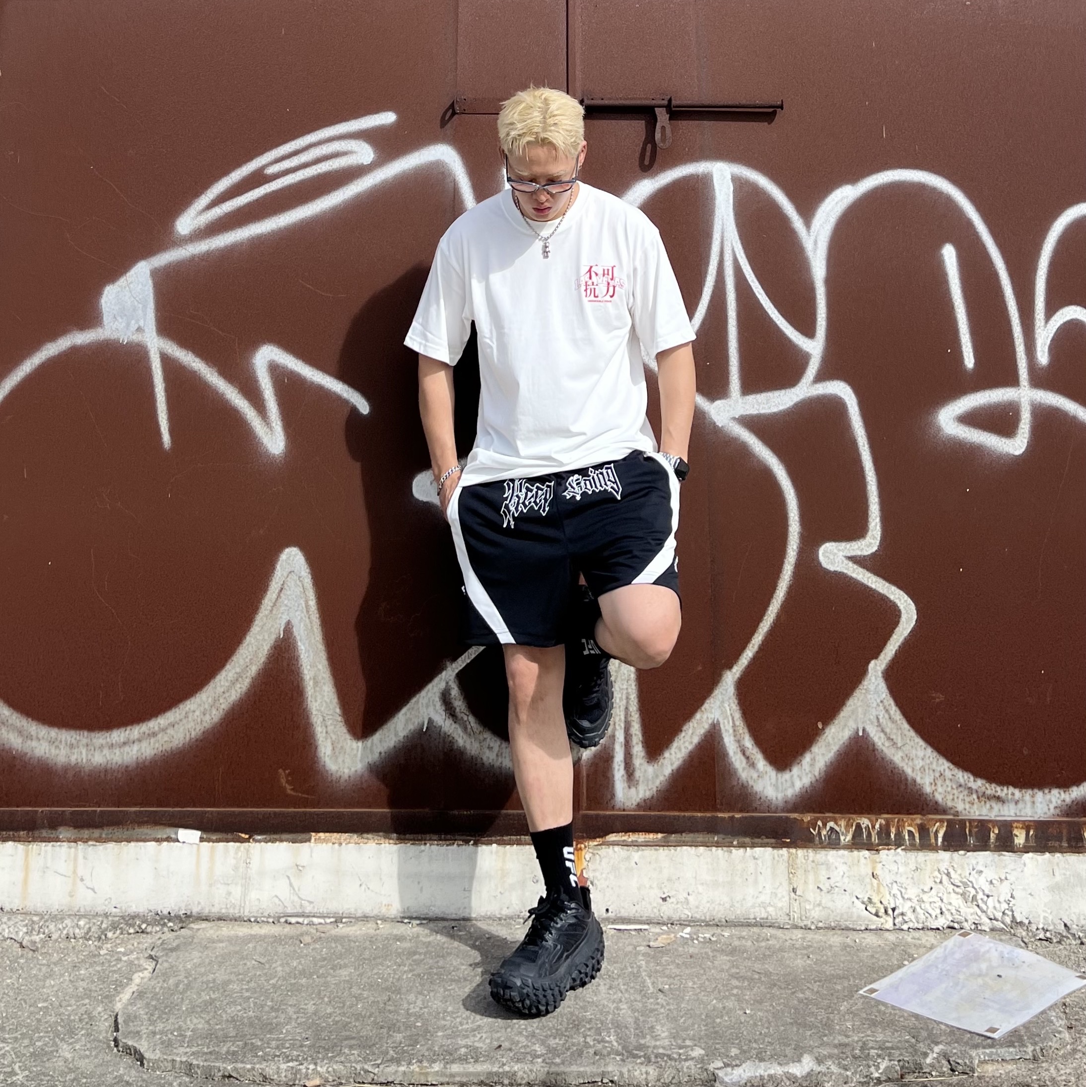 Balenciaga Defender Sneakers Black 착용 스타일 - 2