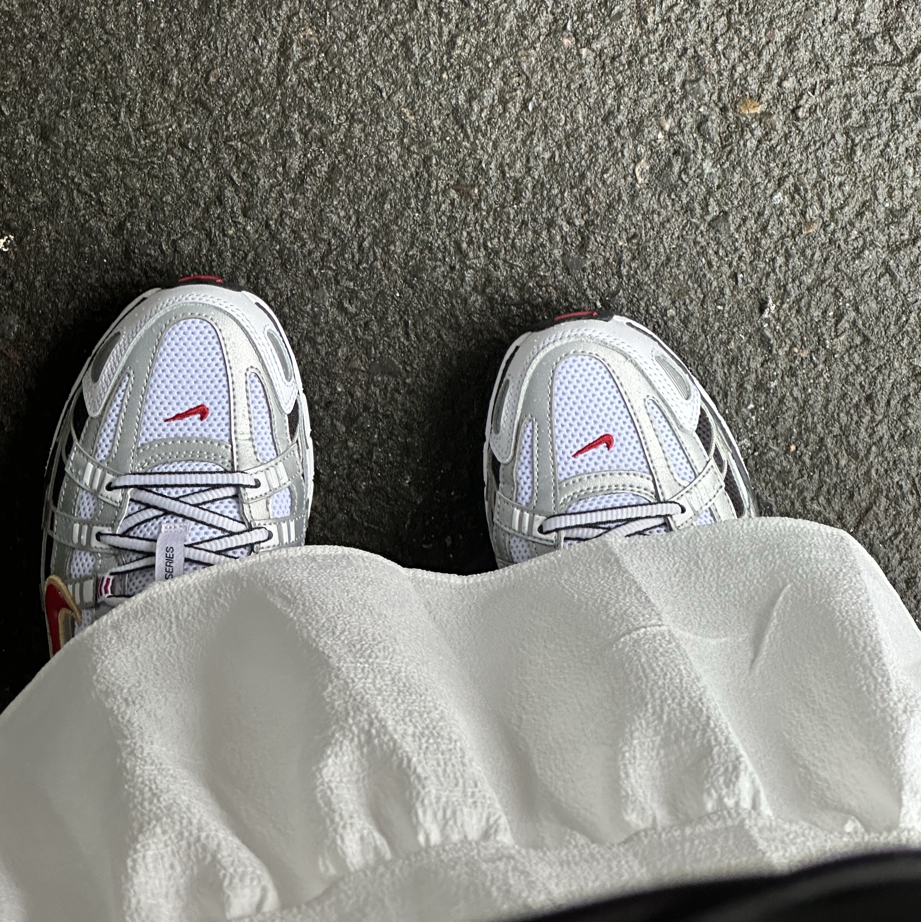(W) Nike P-6000 Metallic Silver Red 착용 스타일