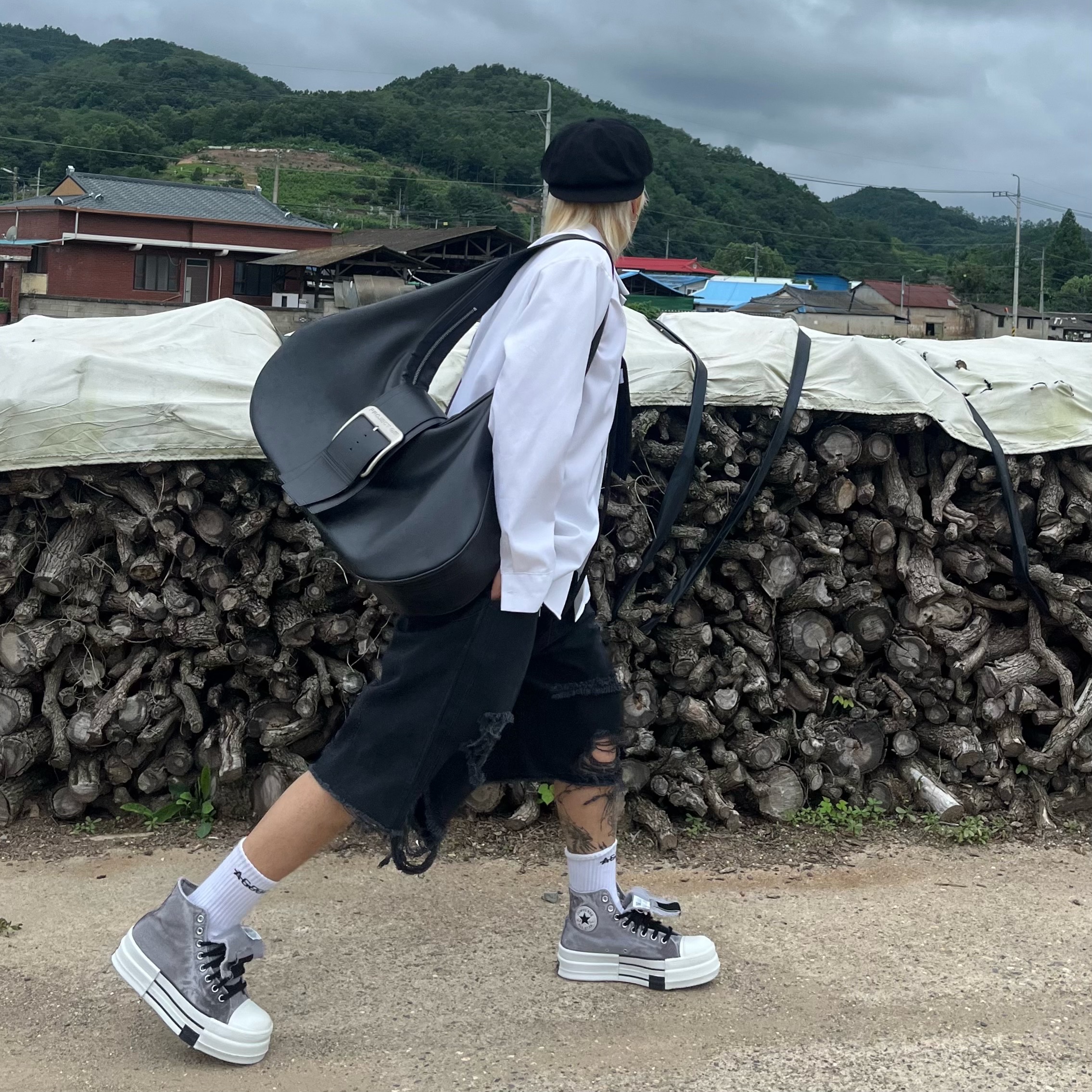 Project G/R Mega Buckle Hobo Bag Black, Converse x Drkshdw DBL Drkstar Overdye Chuck 70 Hi Concrete 착용 스타일 - 3