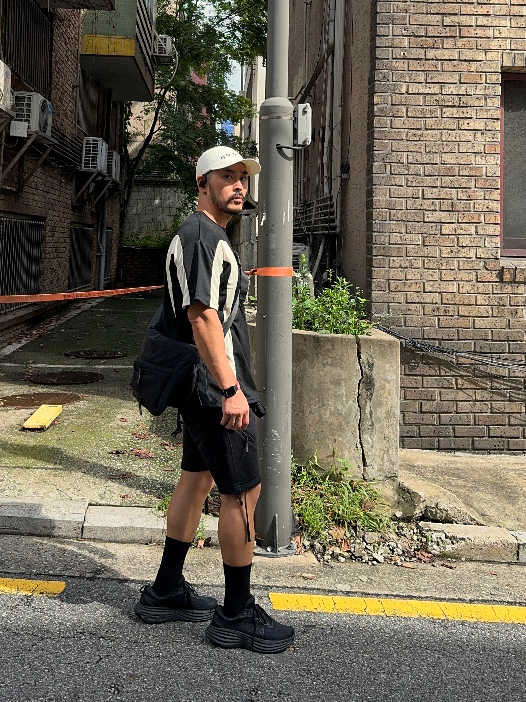 Hoka Bondi 8 Wide Black - 24SS 착용 스타일 - 2