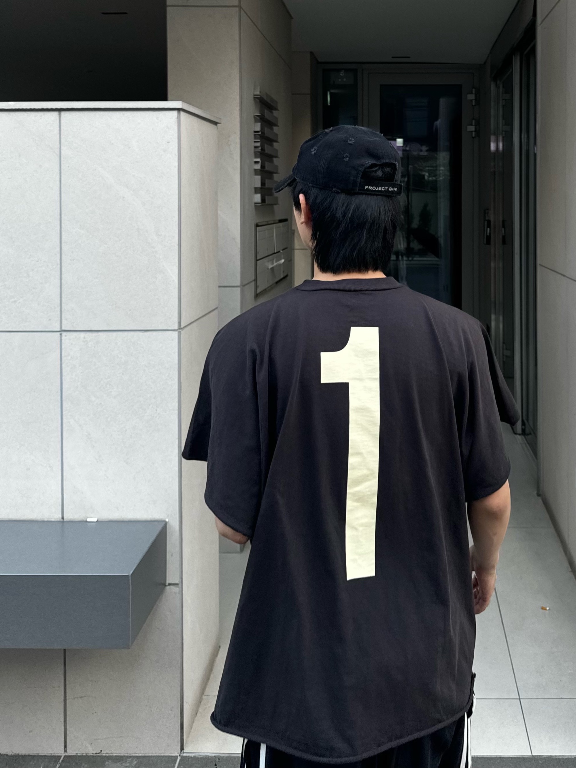 Yeezy One Box T-Shirt Black, Balenciaga Defender Sneakers Black 착용 스타일 - 4