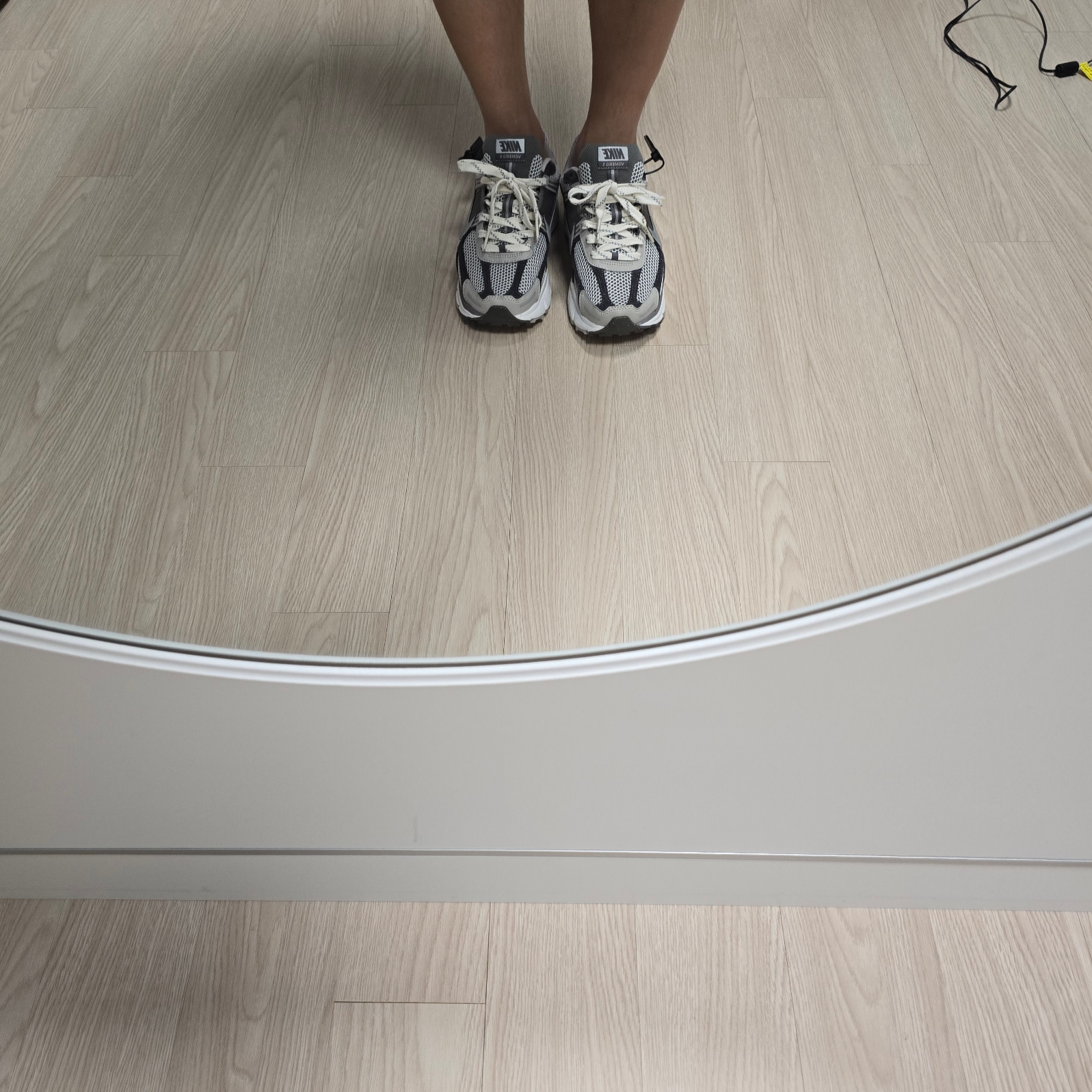 Nike Zoom Vomero 5 PRM Light Iron Ore and Flat Fewter 착용 스타일